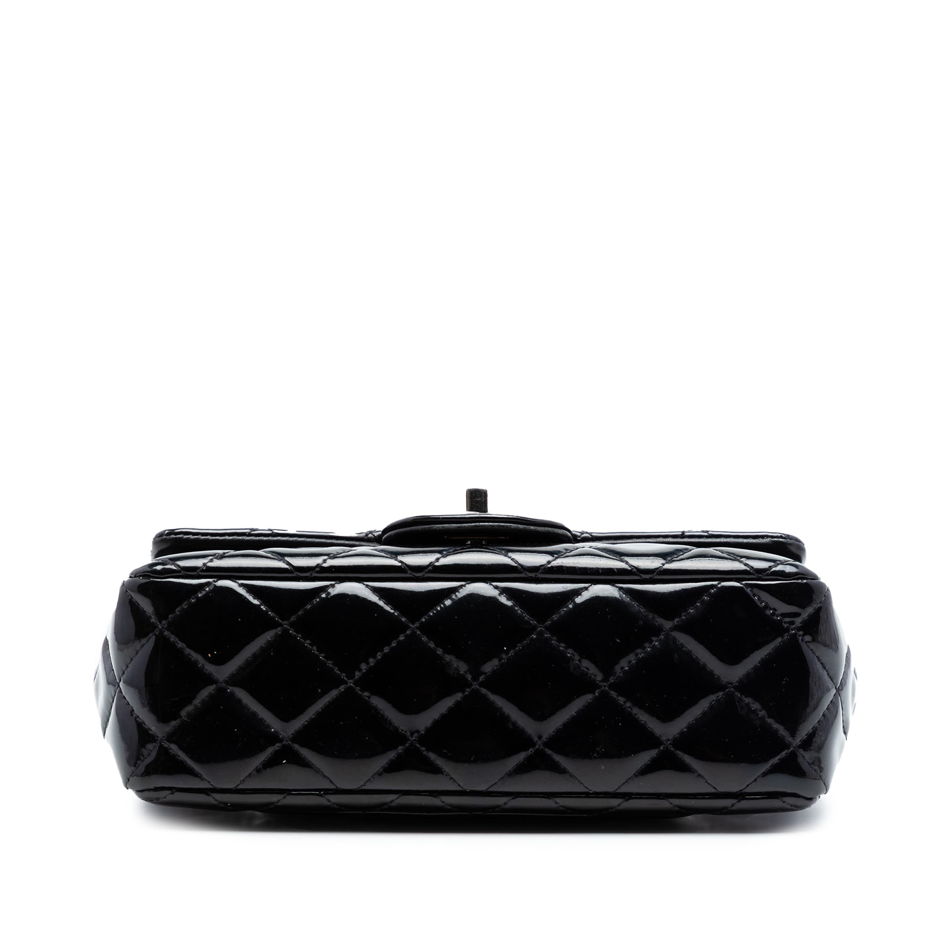 Chanel Mini Rectangular Classic Patent Single Flap, från Luxclusif, i färgen black. Klicka för att öppna bilden i stort format