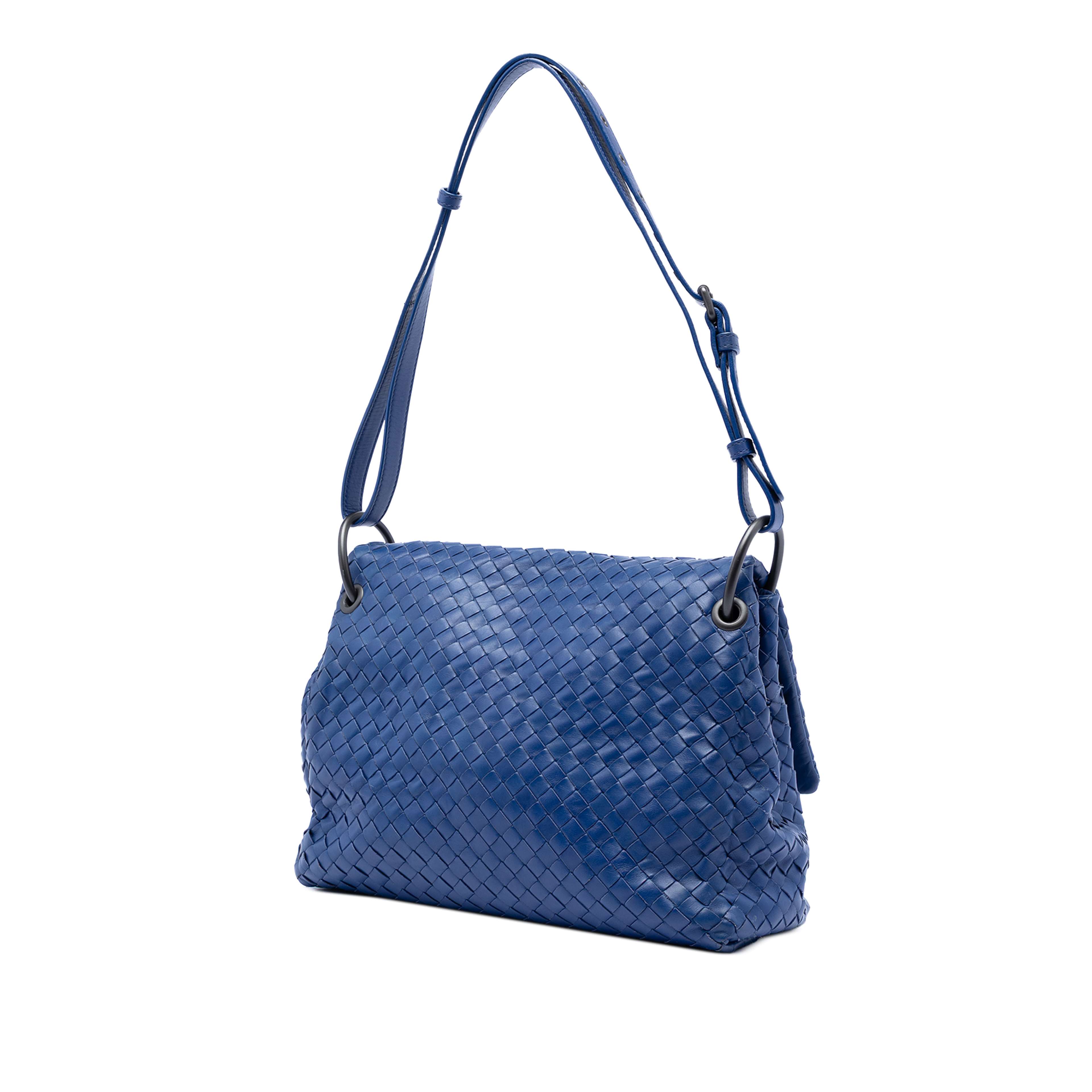 Bottega Veneta Nappa Intrecciato Flap Shoulder Bag, från Luxclusif, i färgen blue. Klicka för att öppna bilden i stort format