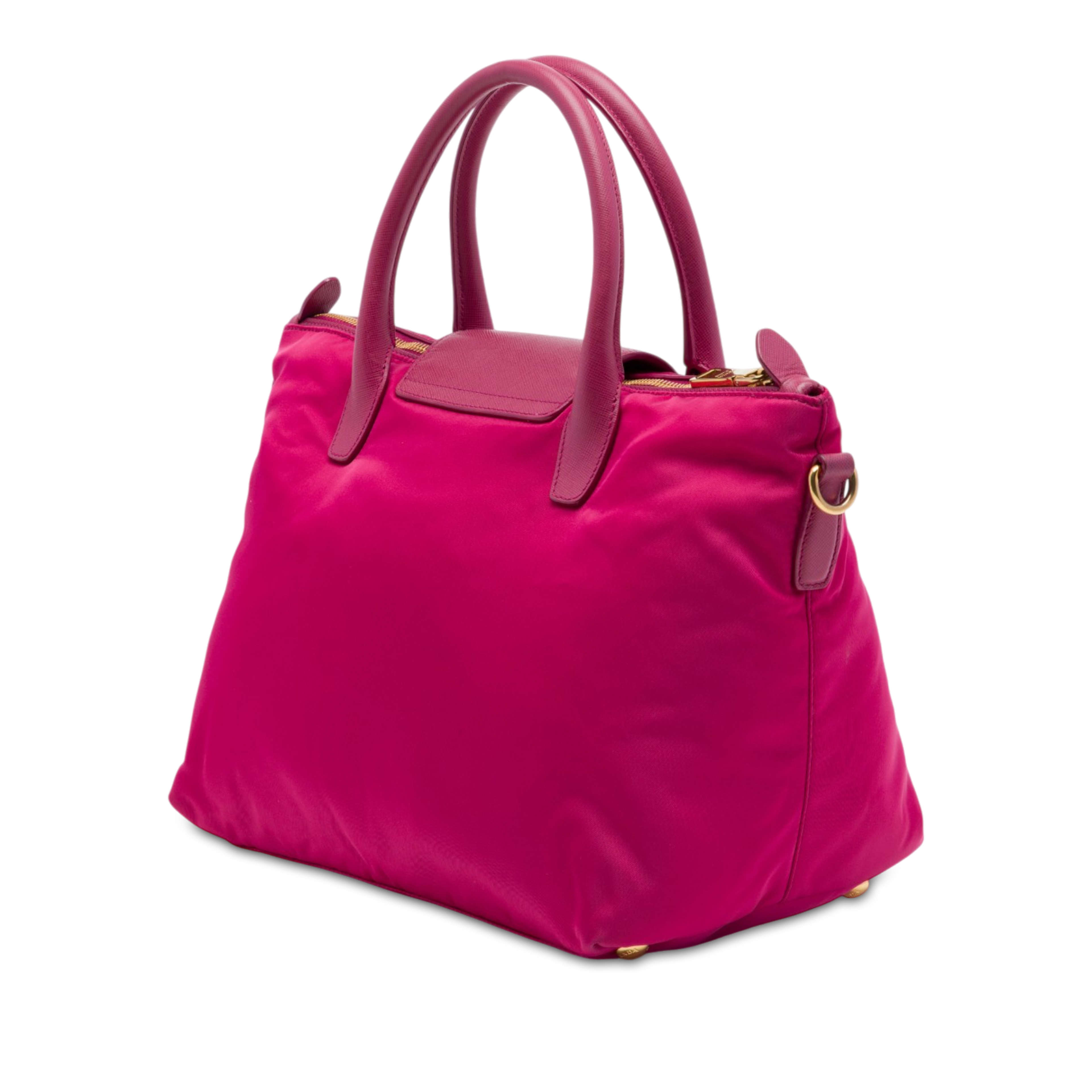 Prada Saffiano Trimmed Tessuto Satchel, från Luxclusif, i färgen rosa. Klicka för att öppna bilden i stort format