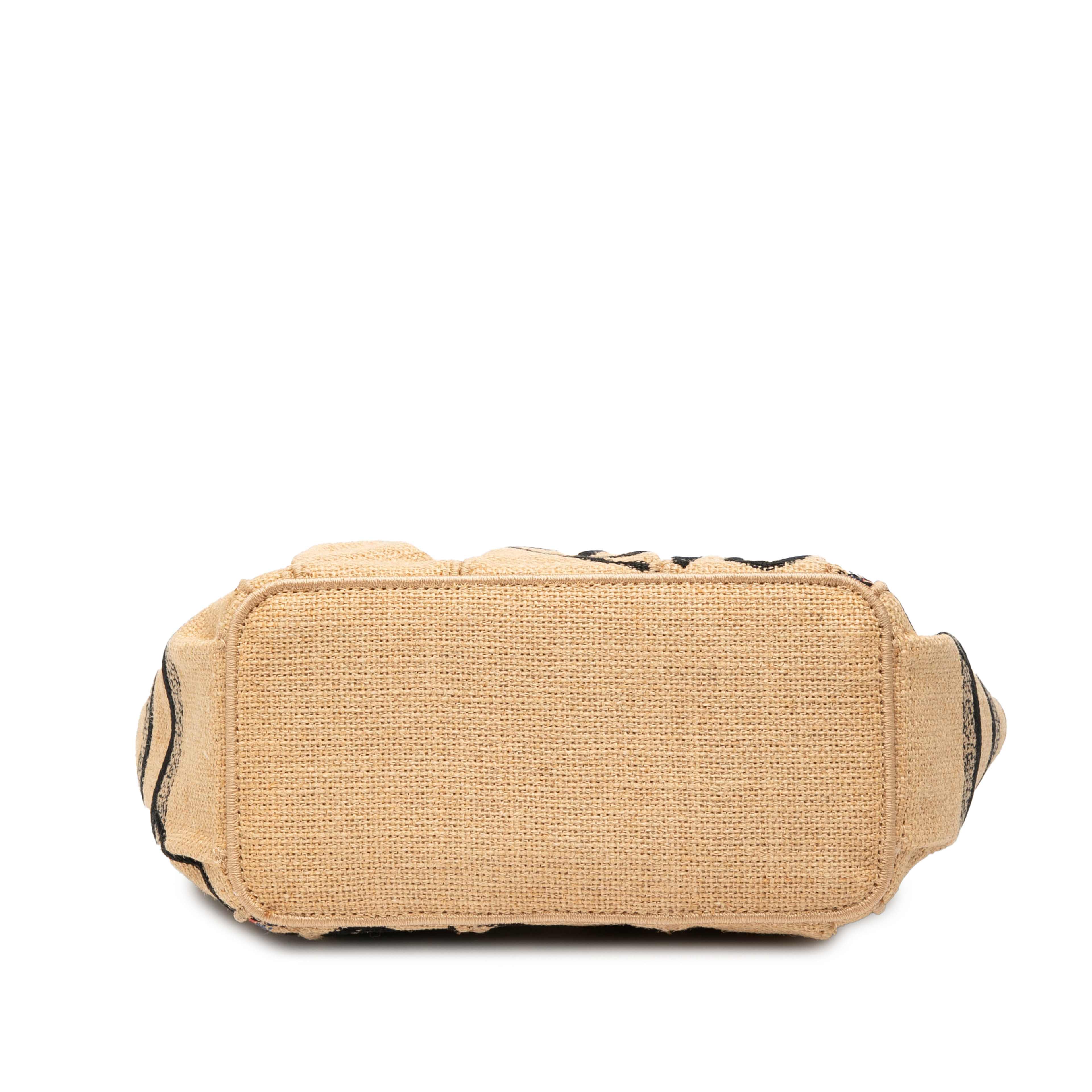 Dior Small Jute Catherine Tote, från Luxclusif, i färgen beige. Klicka för att öppna bilden i stort format