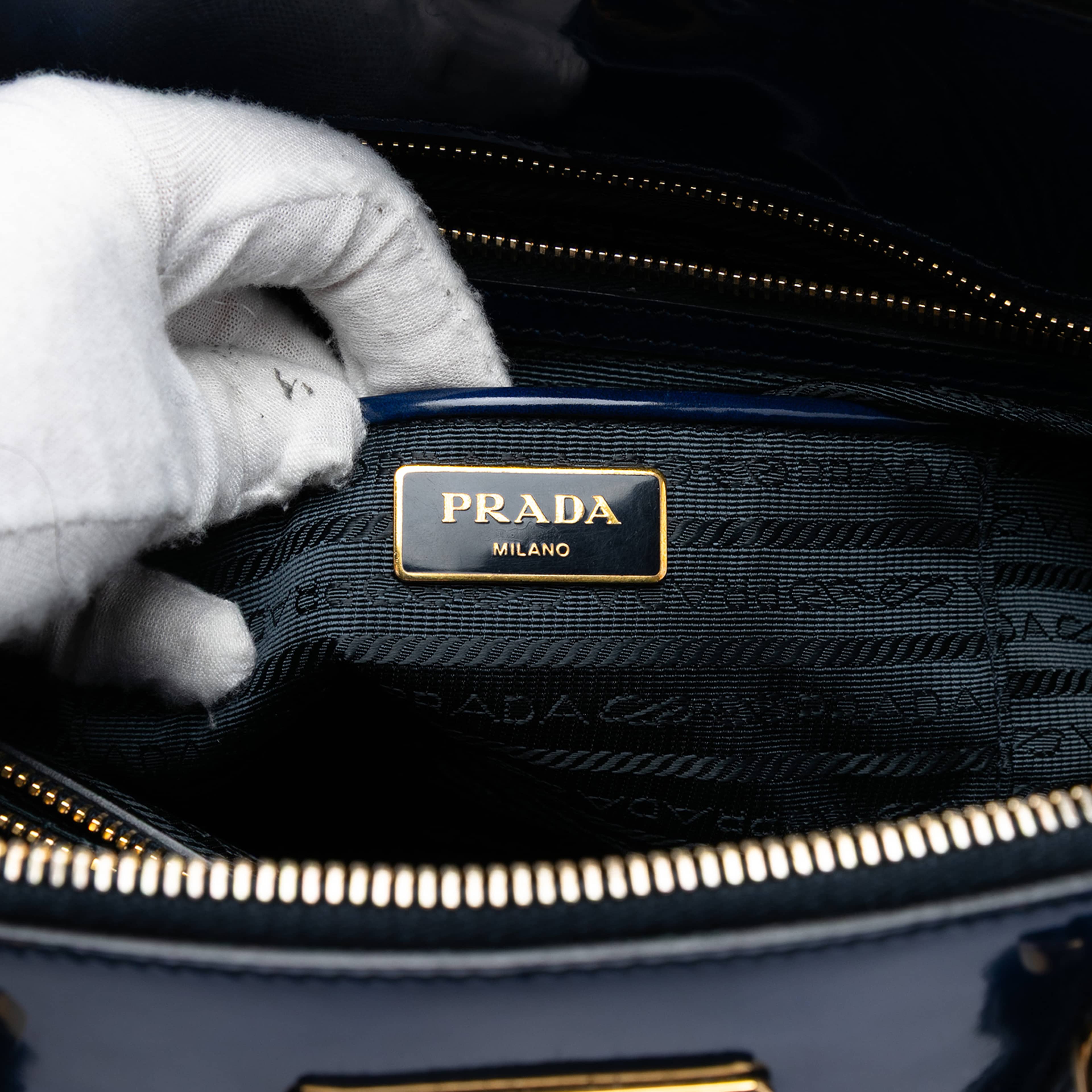 Prada Large Spazzolato Promenade Satchel, från Luxclusif, i färgen dark blue. Klicka för att öppna bilden i stort format
