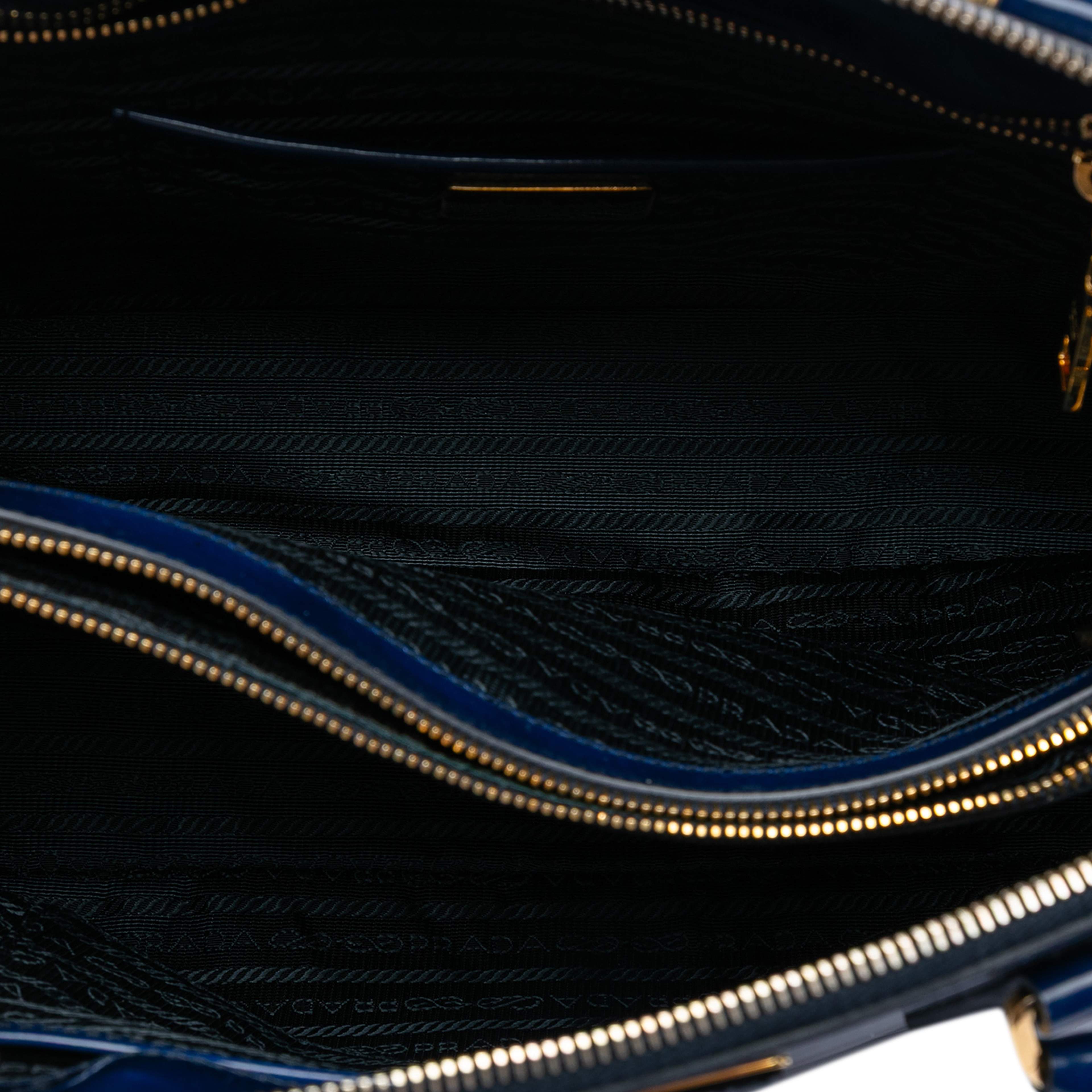 Prada Large Spazzolato Promenade Satchel, från Luxclusif, i färgen dark blue. Klicka för att öppna bilden i stort format