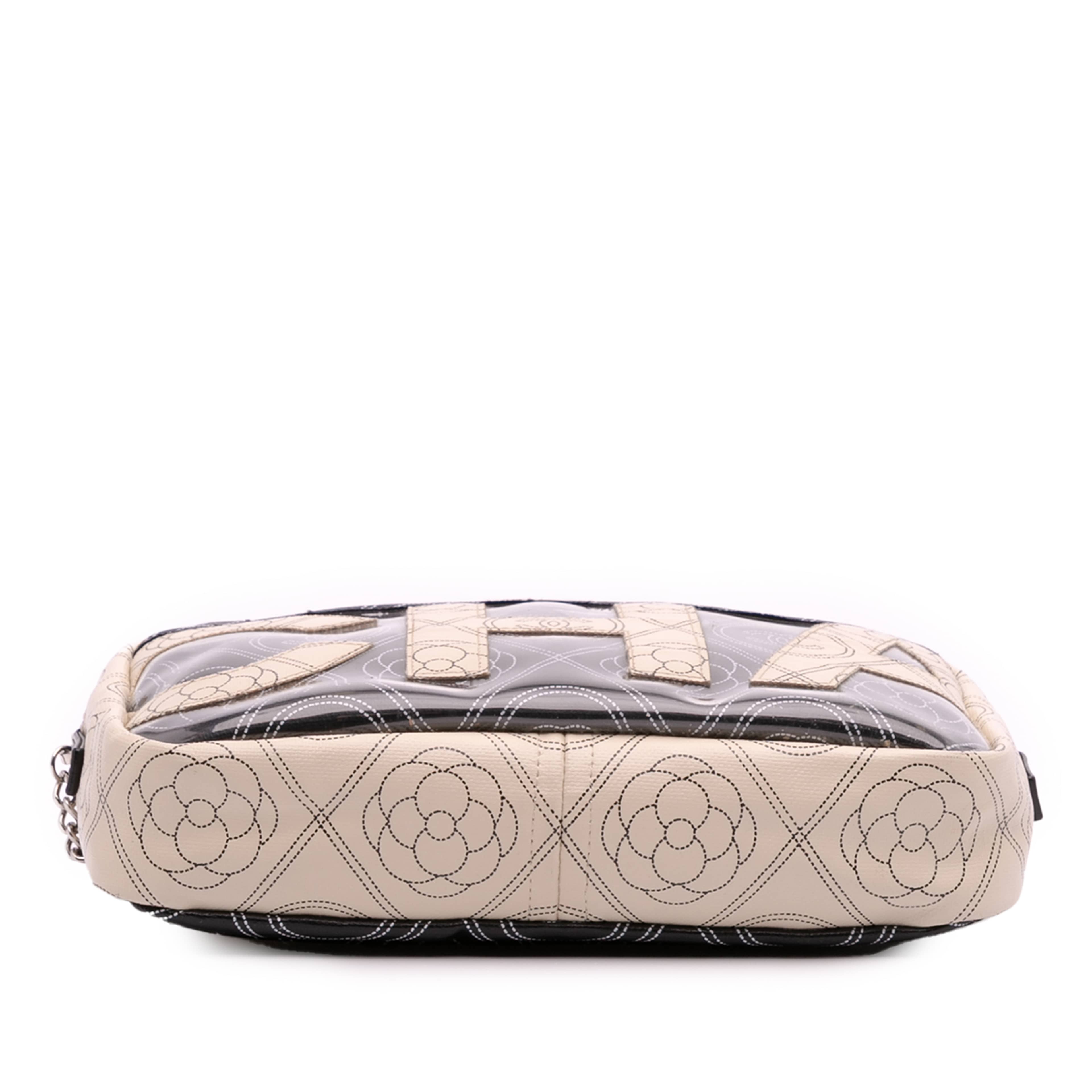 Chanel Coated Canvas Camellia Logo Camera Bag, från Luxclusif, i färgen ivory. Klicka för att öppna bilden i stort format