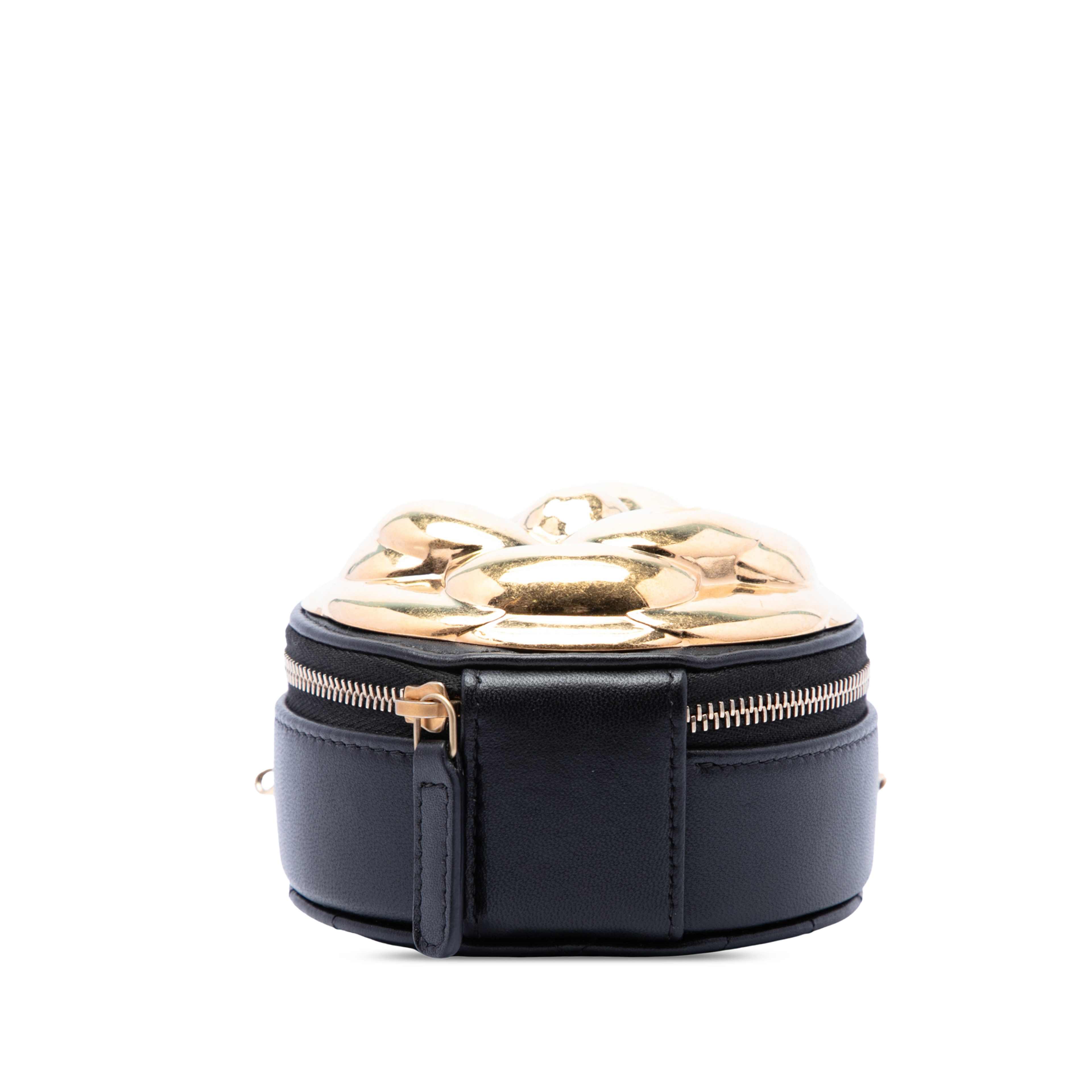 Chanel Cc Lambskin And Metal Camellia Round Clutch With Chain, från Luxclusif, i färgen svart. Klicka för att öppna bilden i stort format