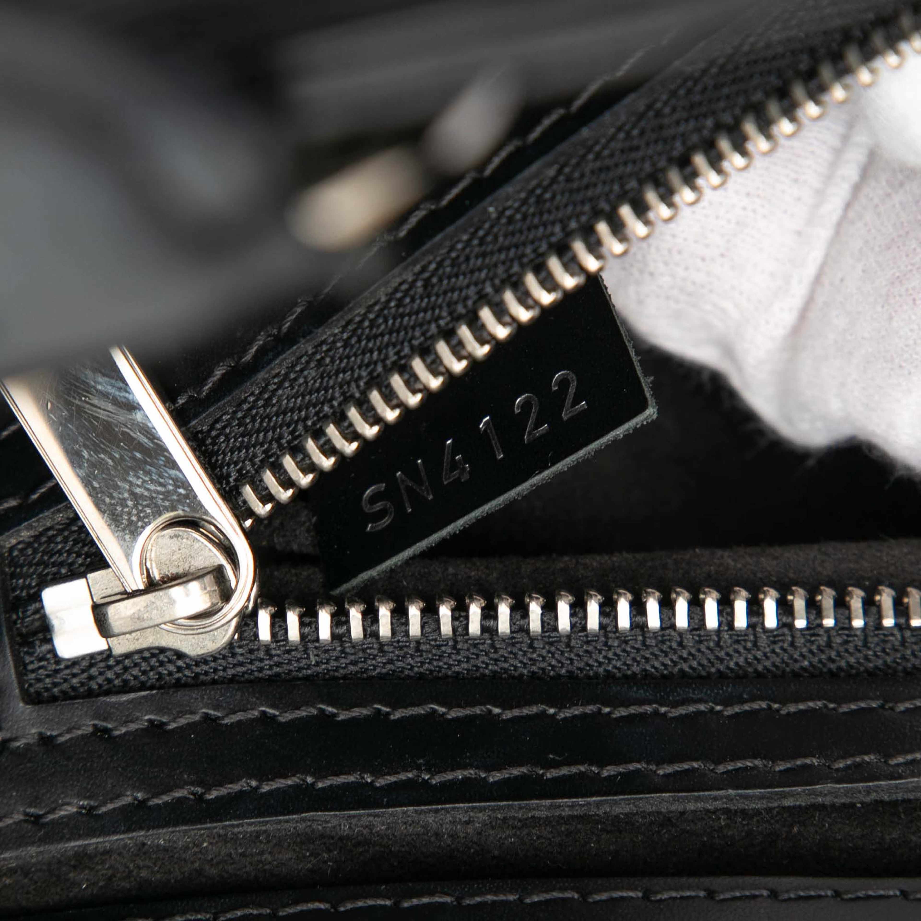 Louis Vuitton Epi Mirabeau Gm, från Luxclusif, i färgen svart. Klicka för att öppna bilden i stort format
