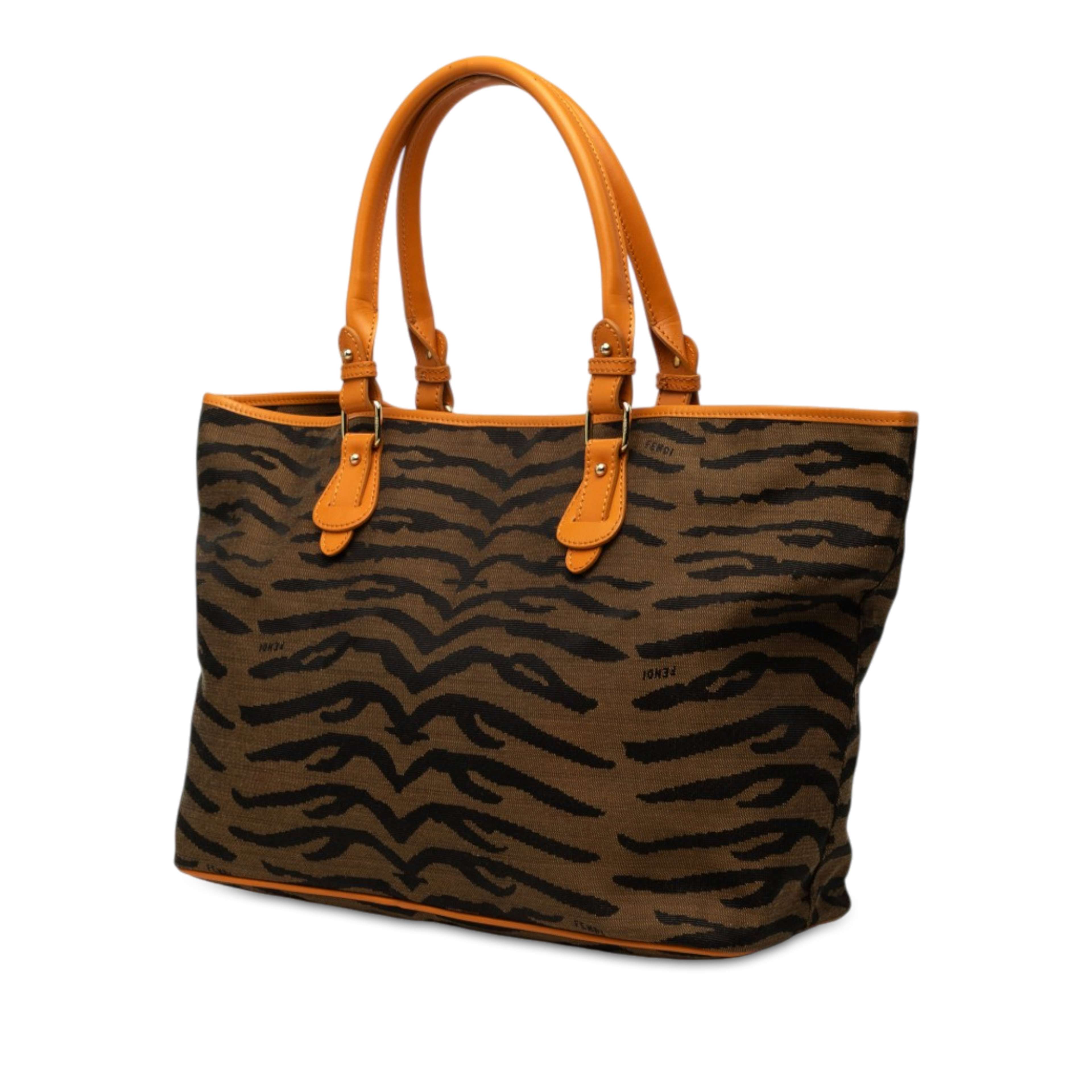 Fendi Zebra Print Canvas Tote, från Luxclusif, i färgen brun. Klicka för att öppna bilden i stort format
