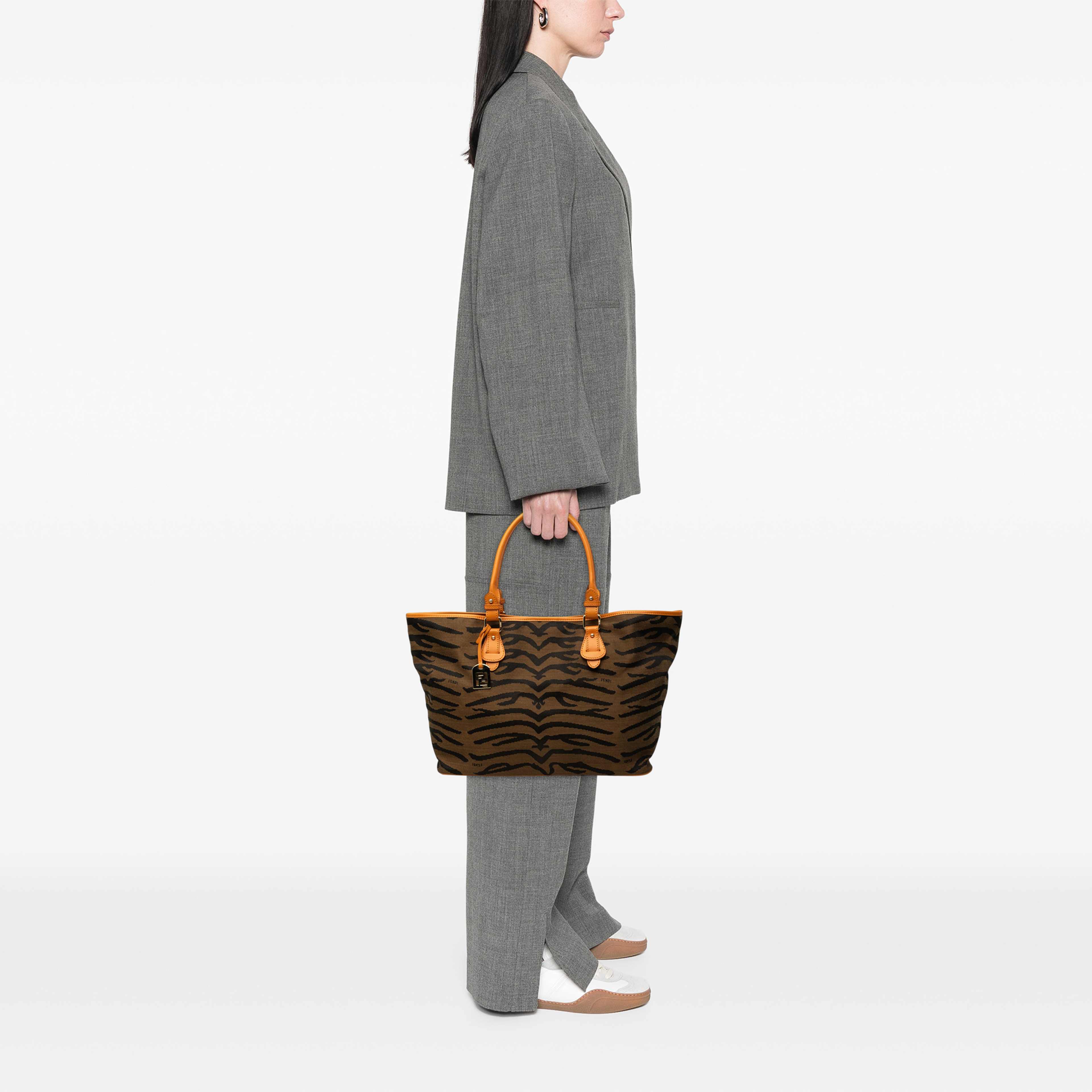Fendi Zebra Print Canvas Tote, från Luxclusif, i färgen brun. Klicka för att öppna bilden i stort format