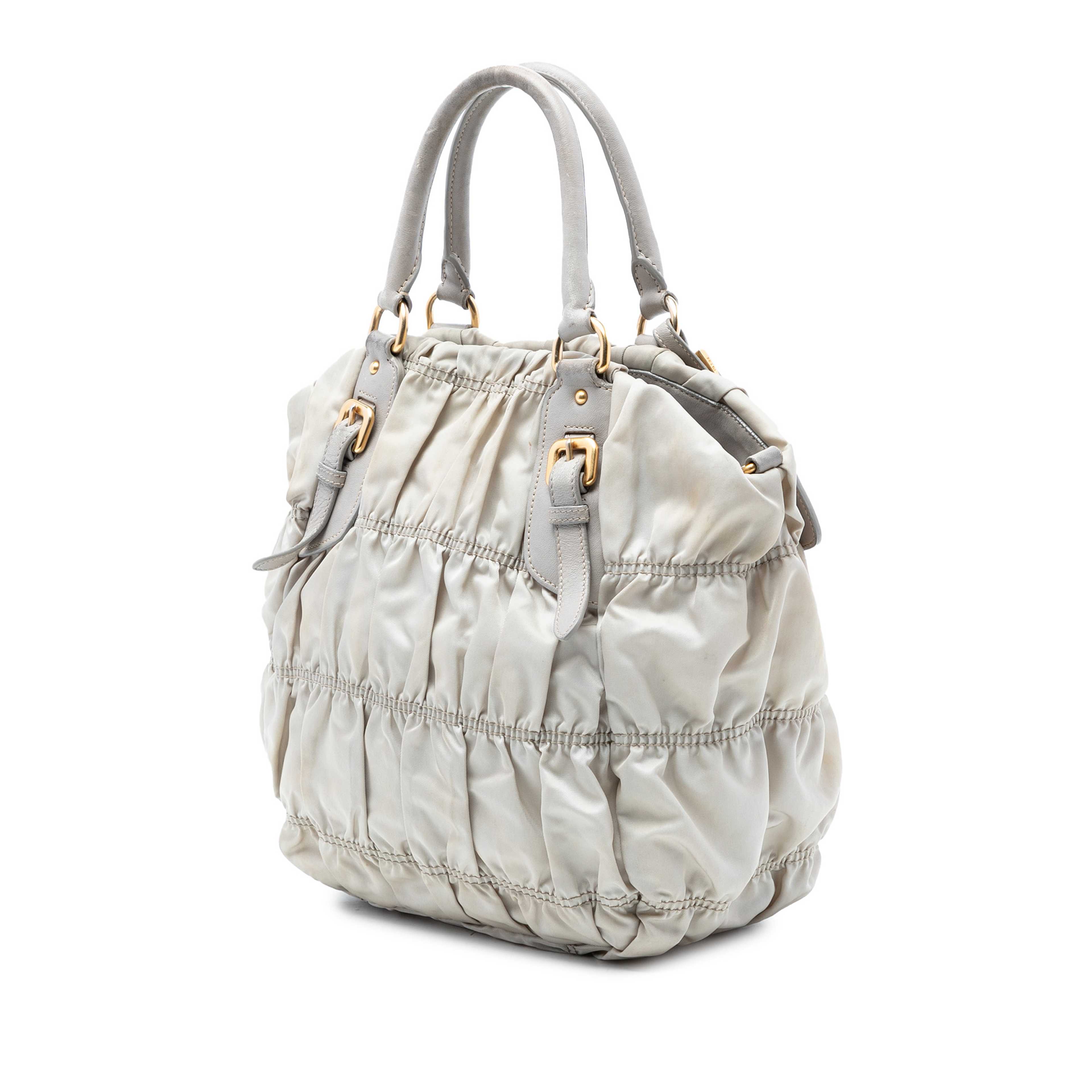 Prada Tessuto Gaufre Satchel, från Luxclusif, i färgen light gray. Klicka för att öppna bilden i stort format