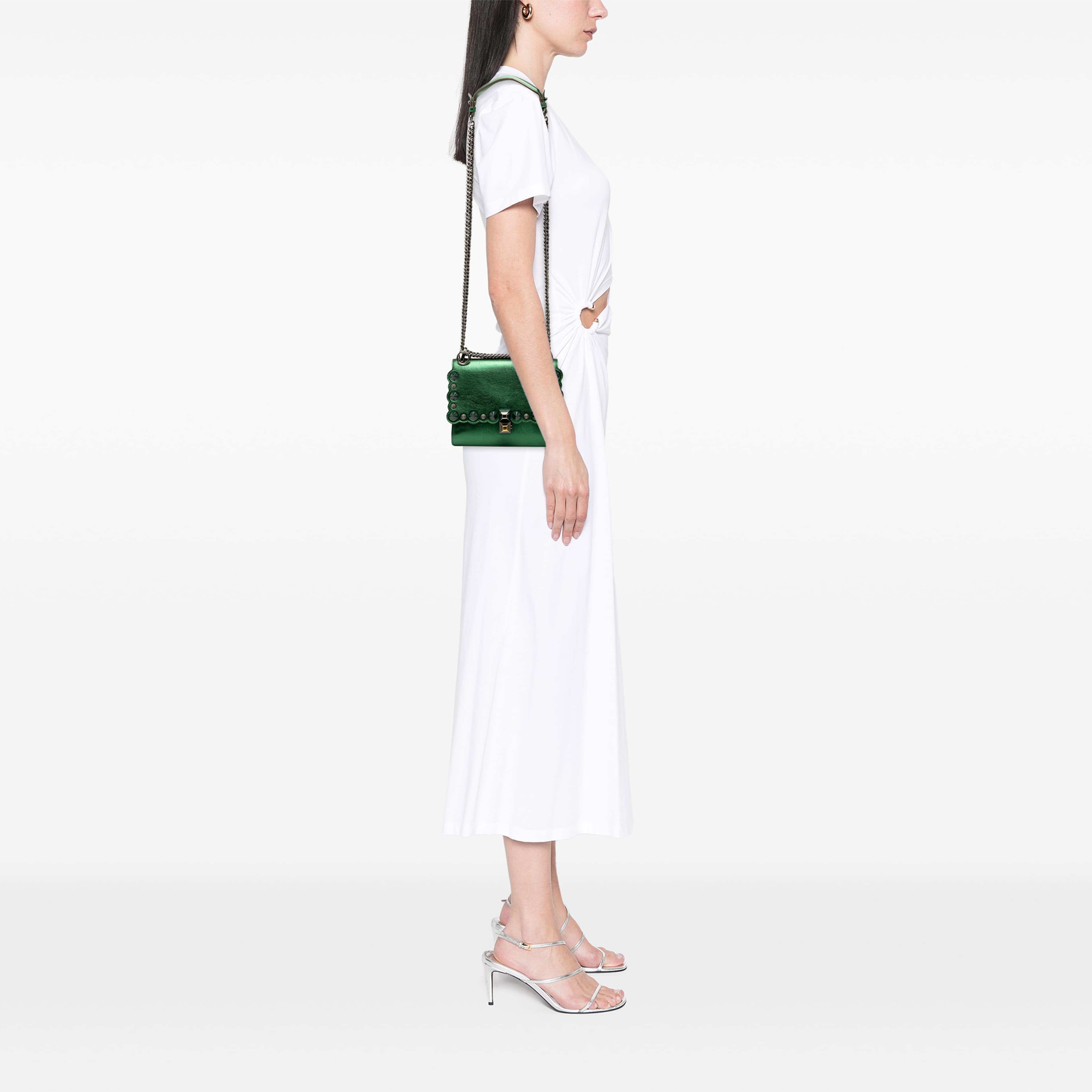 Fendi Small Leather Scalloped Kan I Crossbody, från Luxclusif, i färgen grön. Klicka för att öppna bilden i stort format