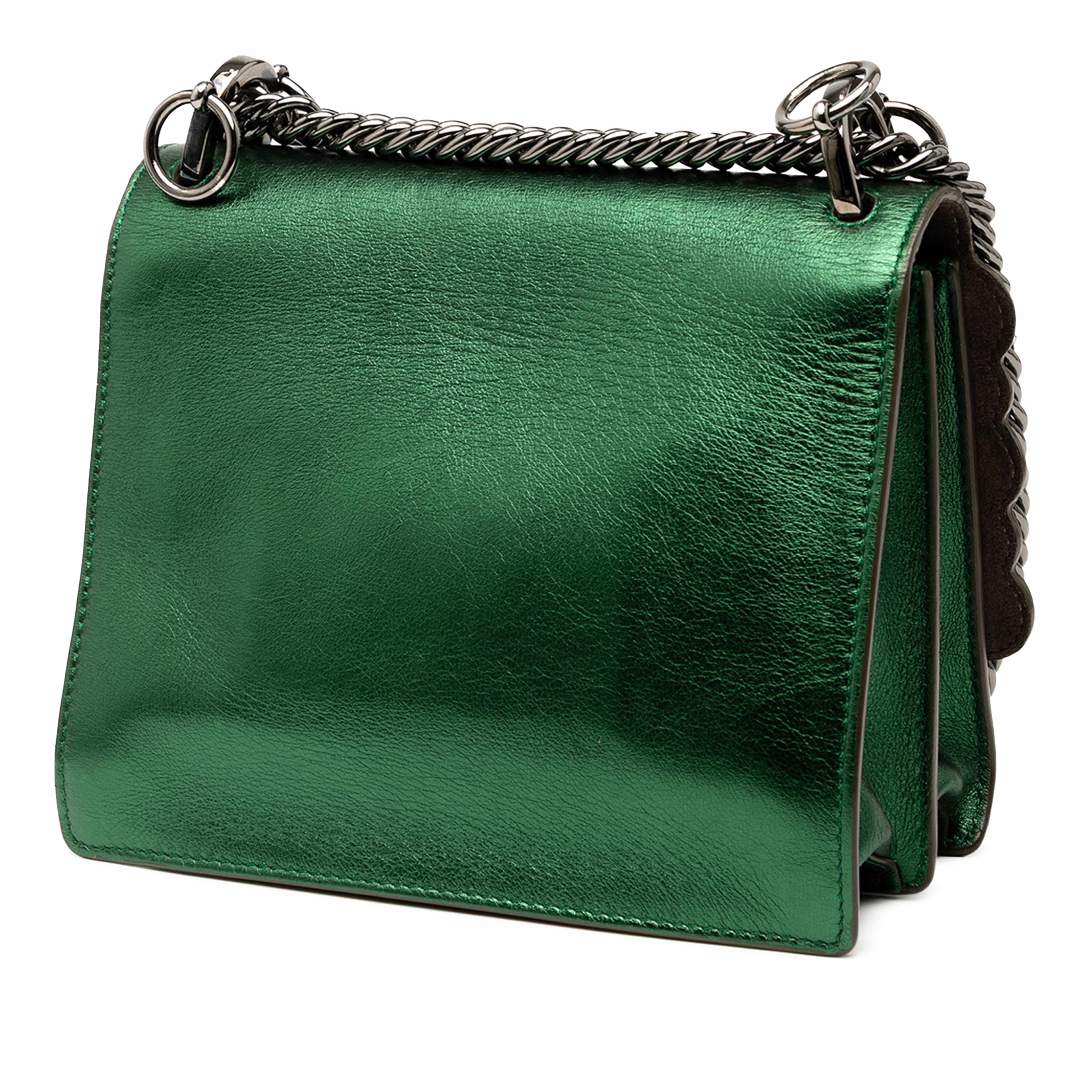 Fendi Small Leather Scalloped Kan I Crossbody, från Luxclusif, i färgen grön. Klicka för att öppna bilden i stort format