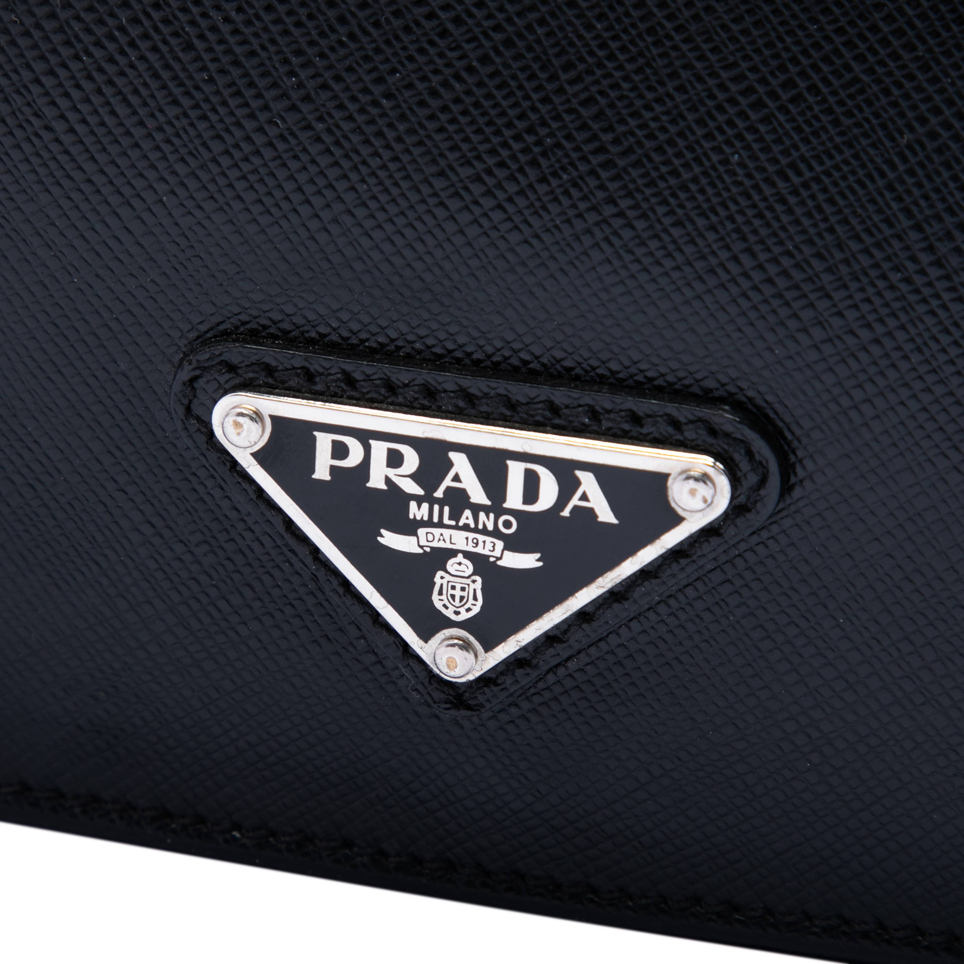 Prada Saffiano Cuir Travel Front Zip Pocket Briefcase, från Luxclusif, i färgen black. Klicka för att öppna bilden i stort format