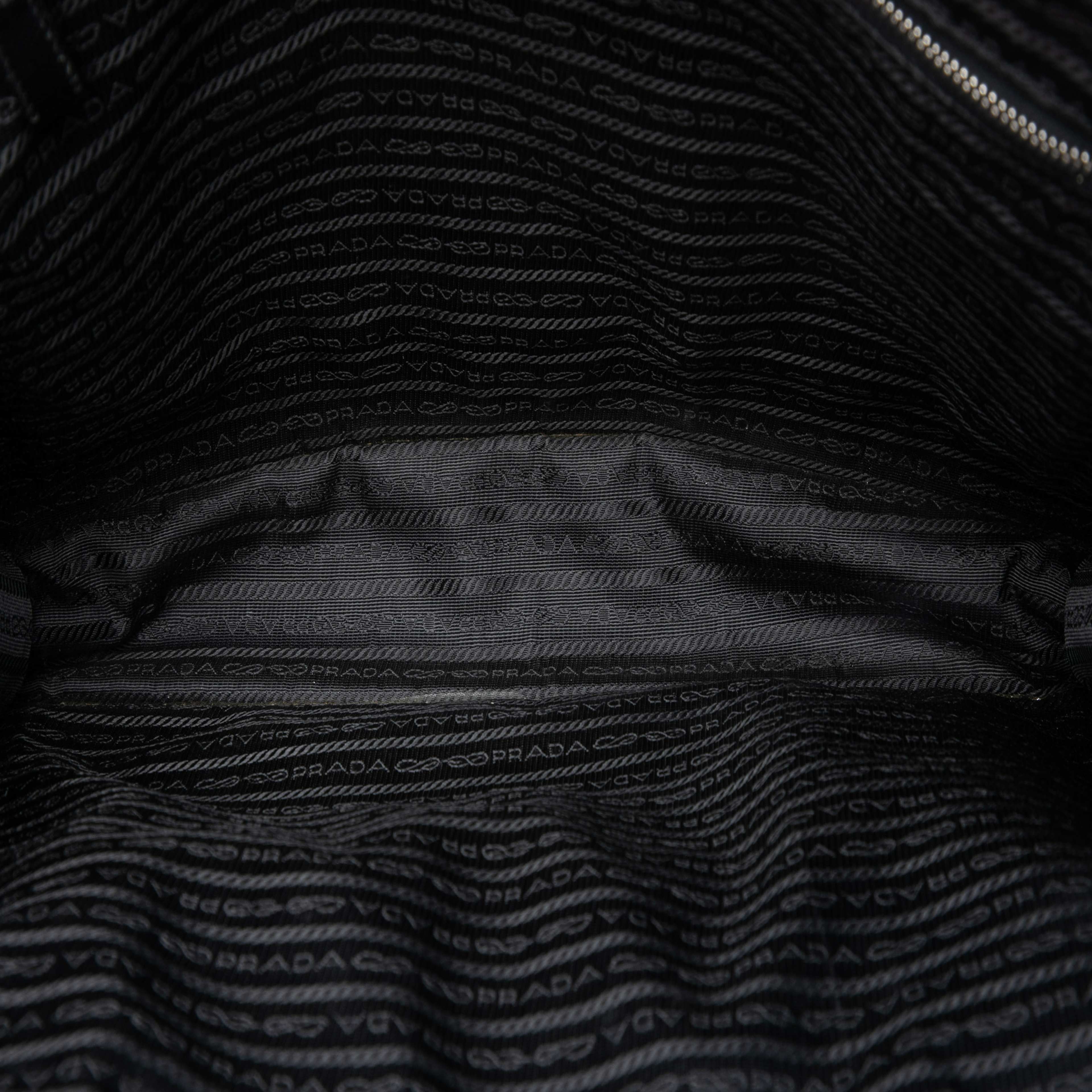 Prada Saffiano Cuir Travel Front Zip Pocket Briefcase, från Luxclusif, i färgen black. Klicka för att öppna bilden i stort format