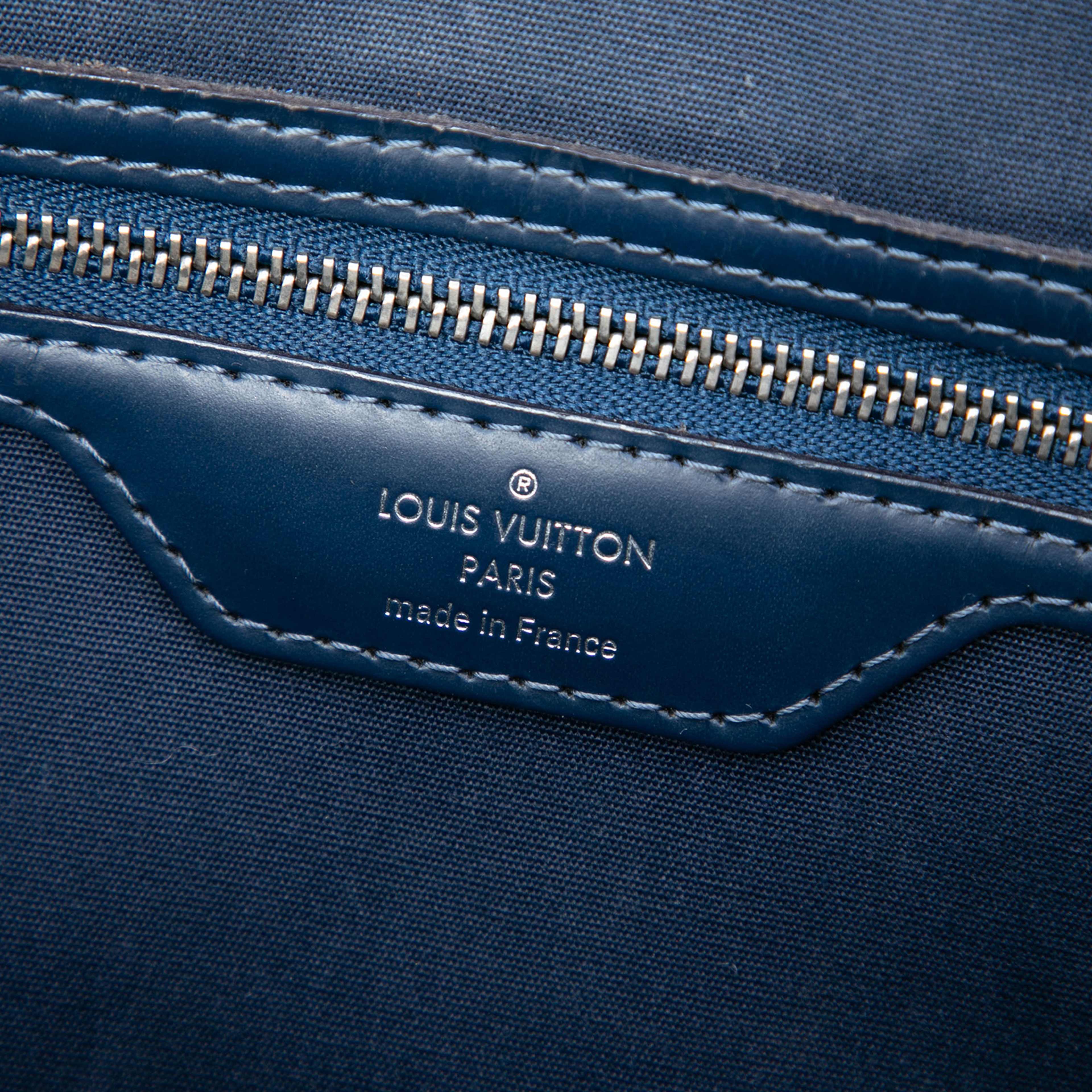 Louis Vuitton Epi Brea Mm, från Luxclusif, i färgen blå. Klicka för att öppna bilden i stort format
