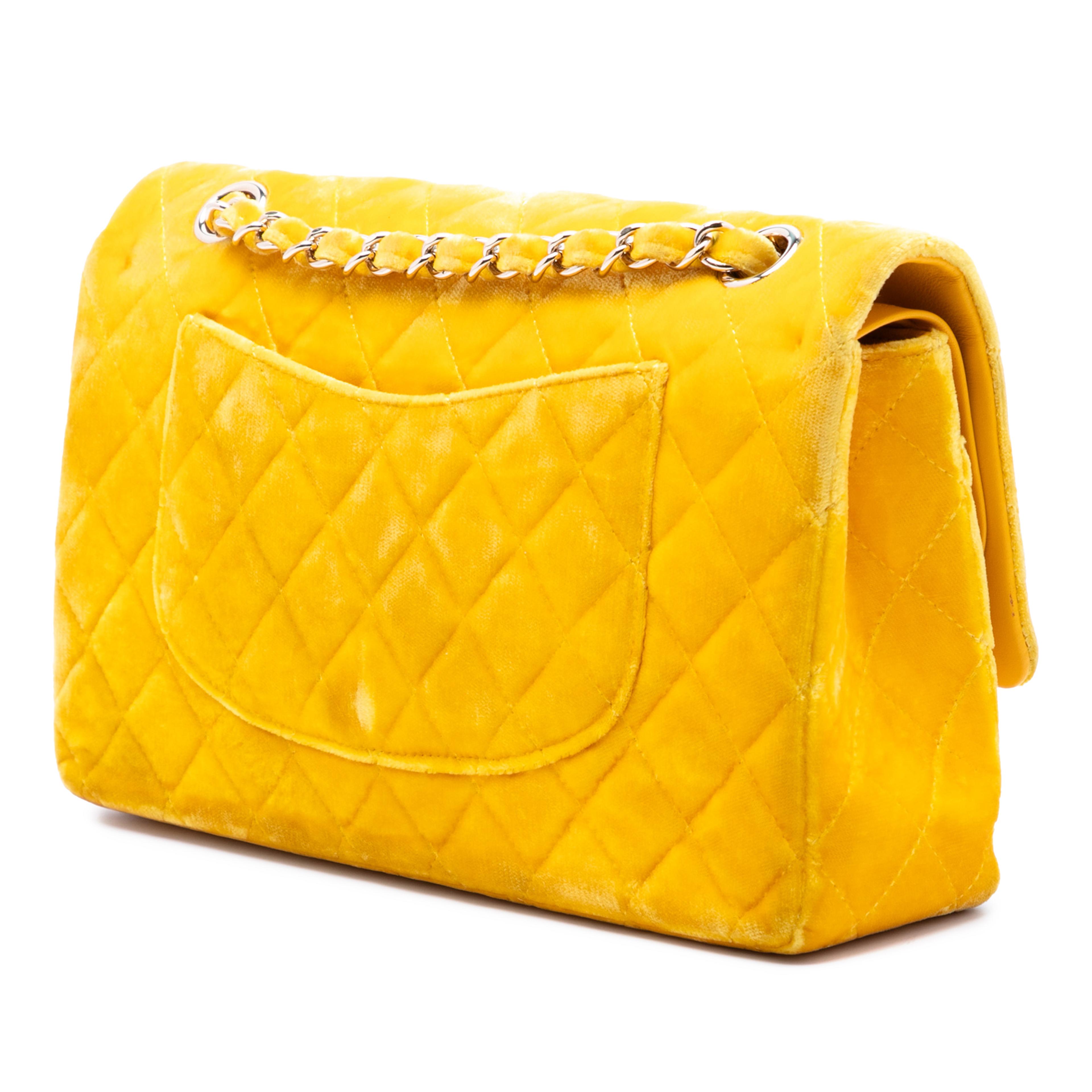 Chanel Medium Classic Velvet Double Flap, från Luxclusif, i färgen yellow. Klicka för att öppna bilden i stort format