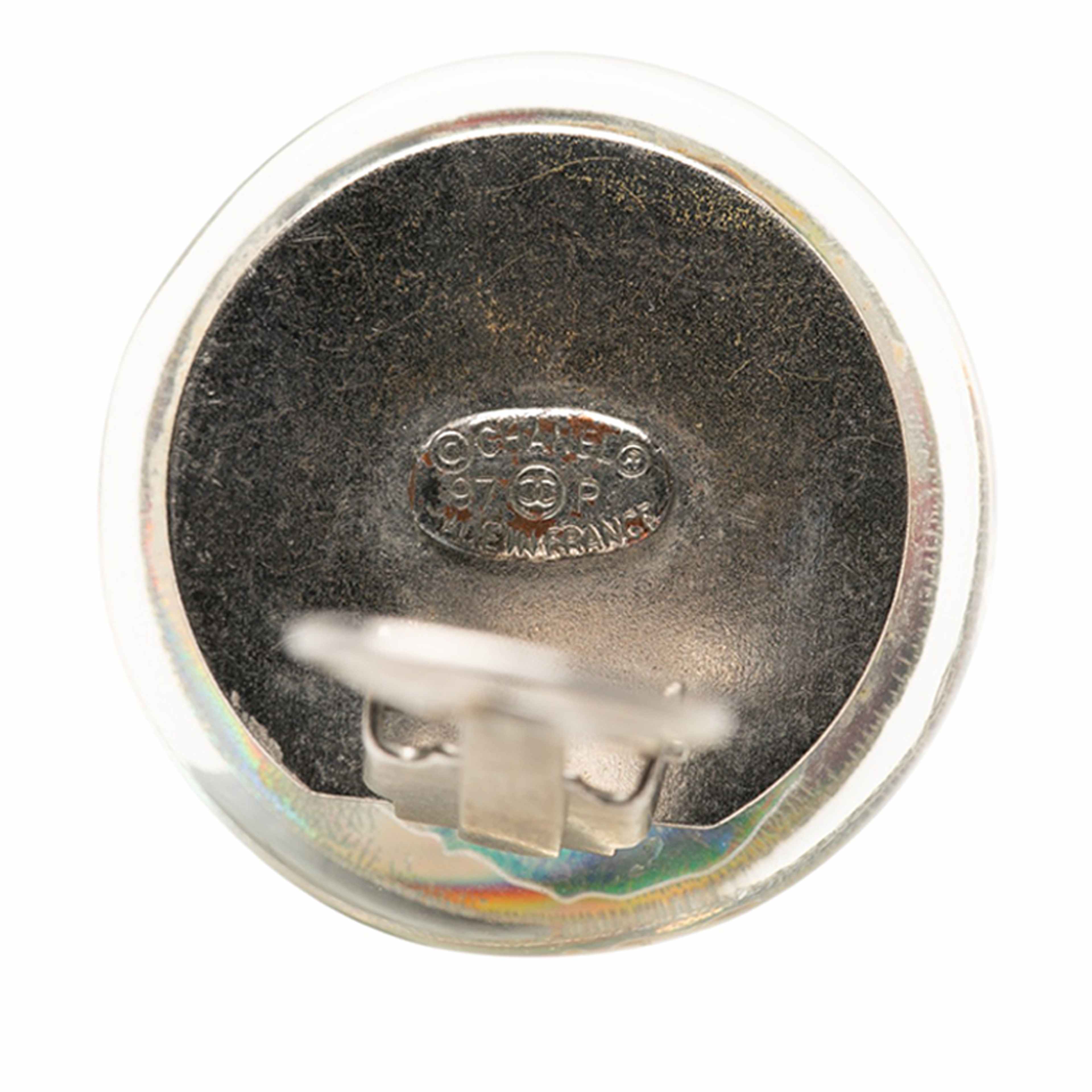 Chanel Cc Resin Holographic Camellia Round Clip On Earrings, från Luxclusif, i färgen silver. Klicka för att öppna bilden i stort format