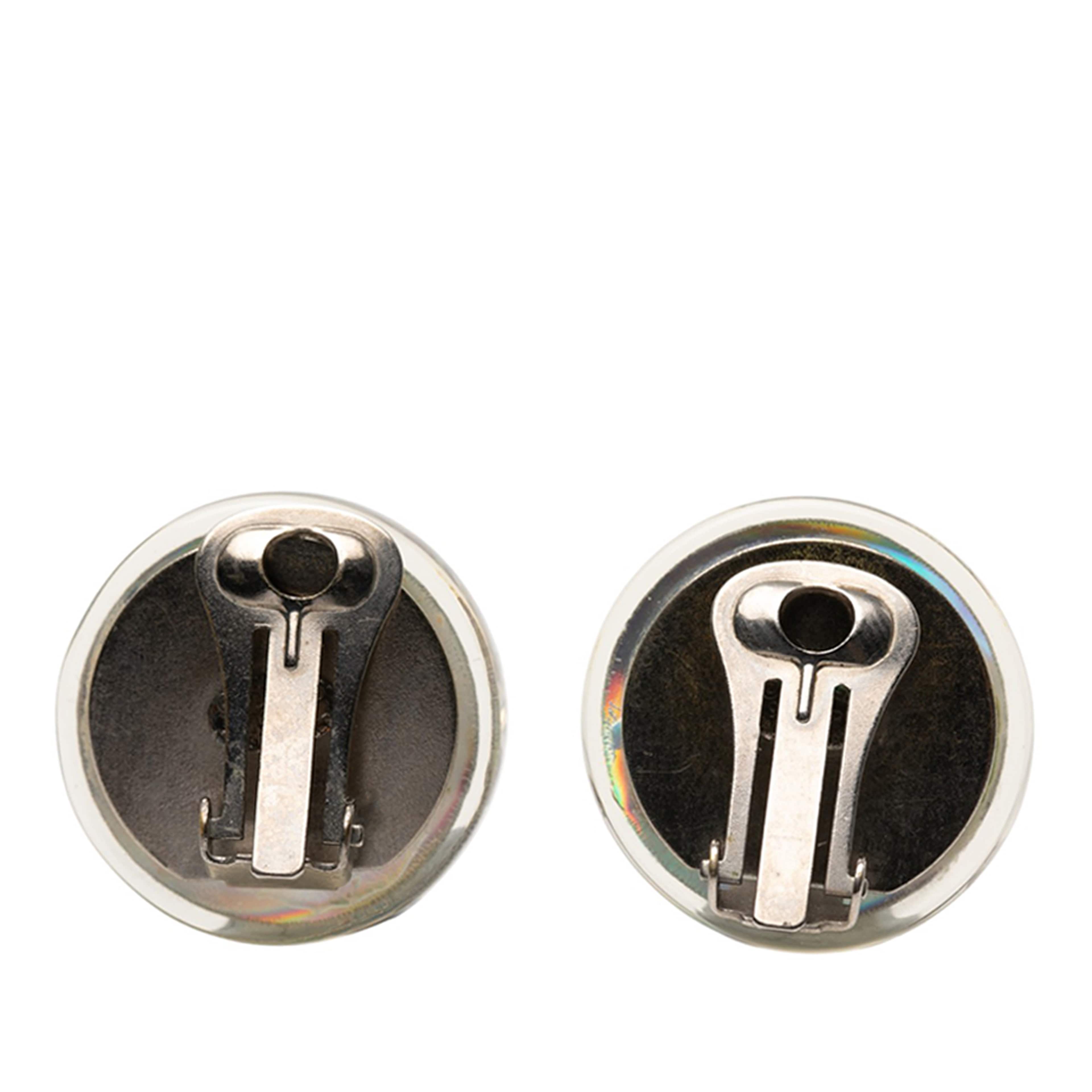 Chanel Cc Resin Holographic Camellia Round Clip On Earrings, från Luxclusif, i färgen silver. Klicka för att öppna bilden i stort format
