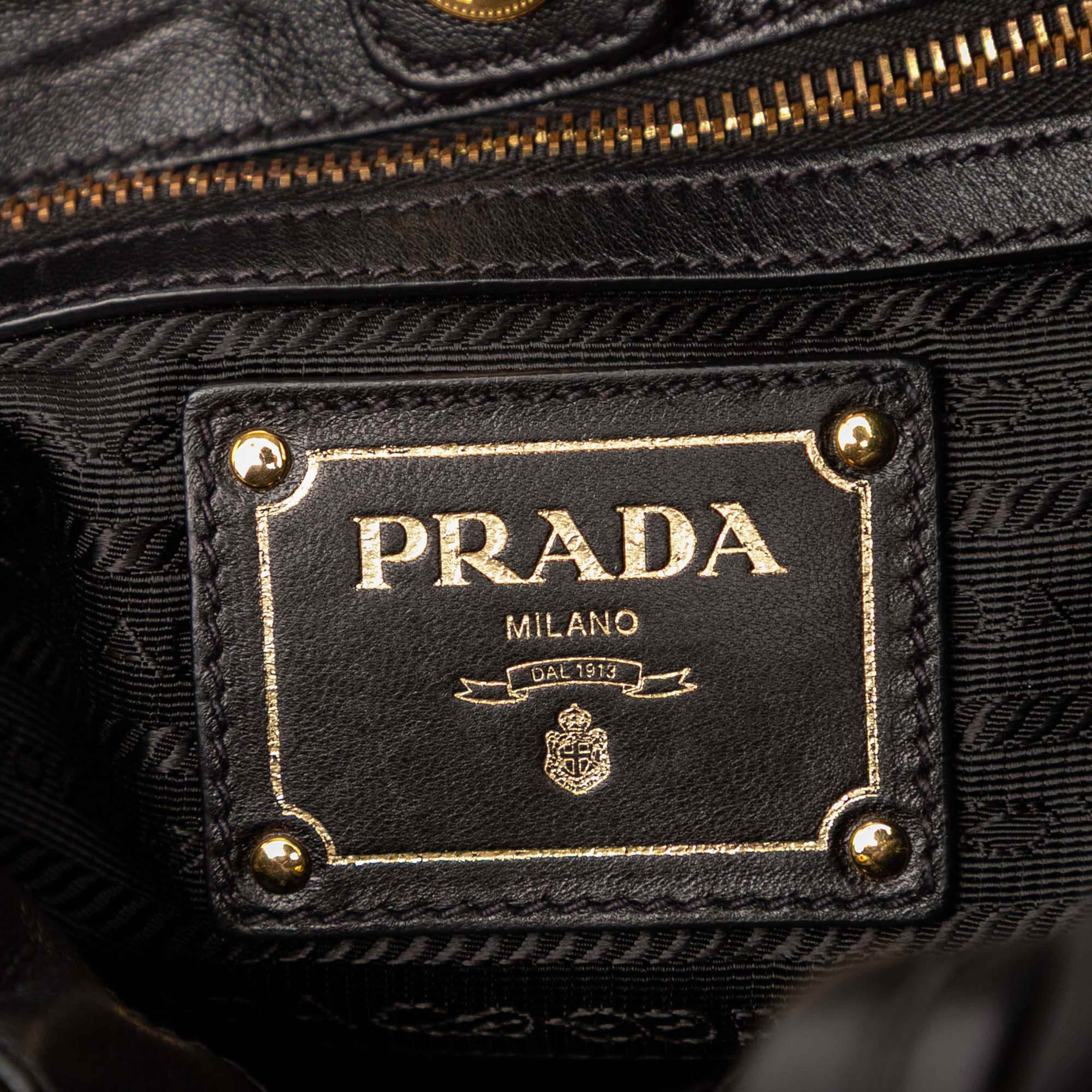 Prada Tessuto Logo Bow Satchel, från Luxclusif, i färgen black. Klicka för att öppna bilden i stort format