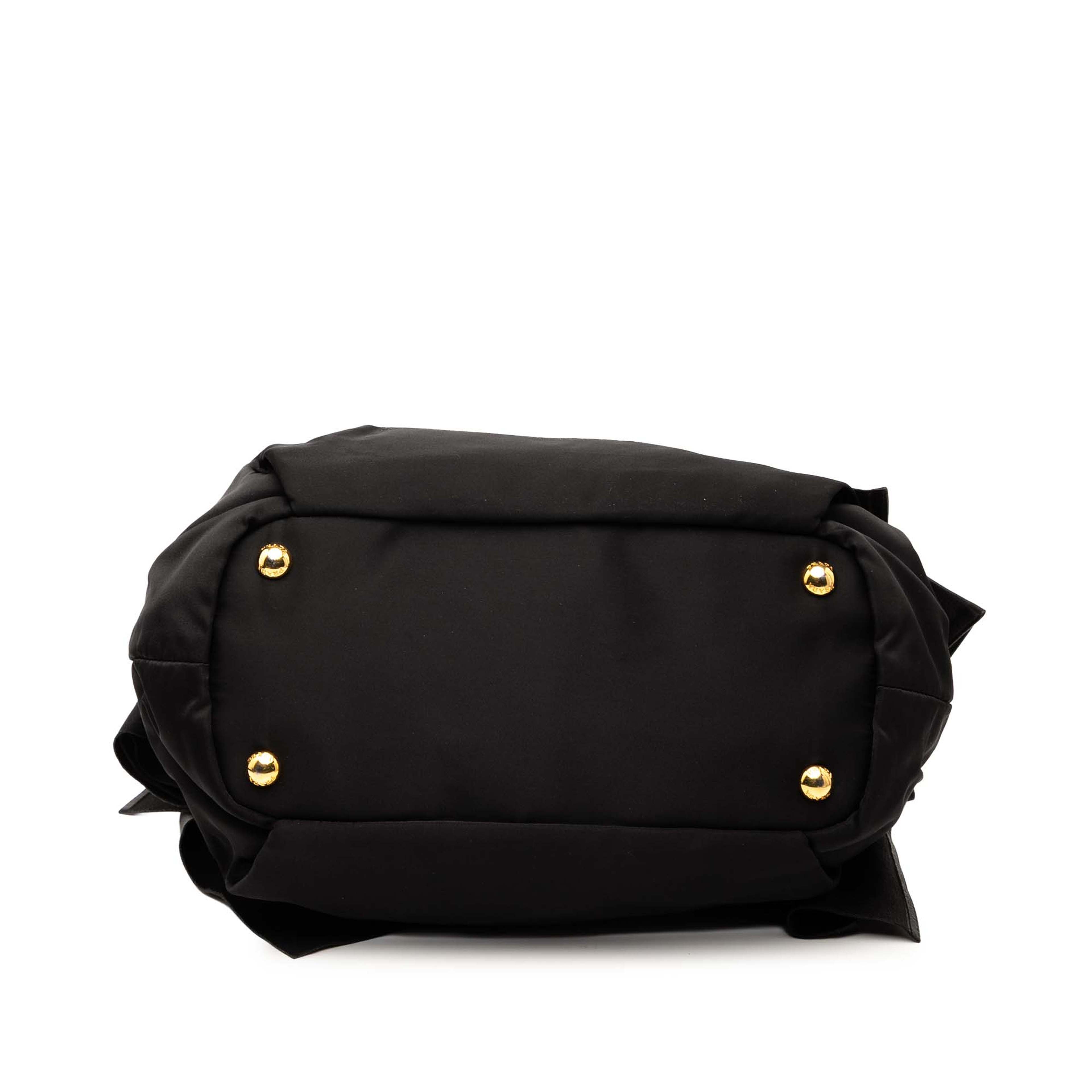 Prada Tessuto Logo Bow Satchel, från Luxclusif, i färgen black. Klicka för att öppna bilden i stort format