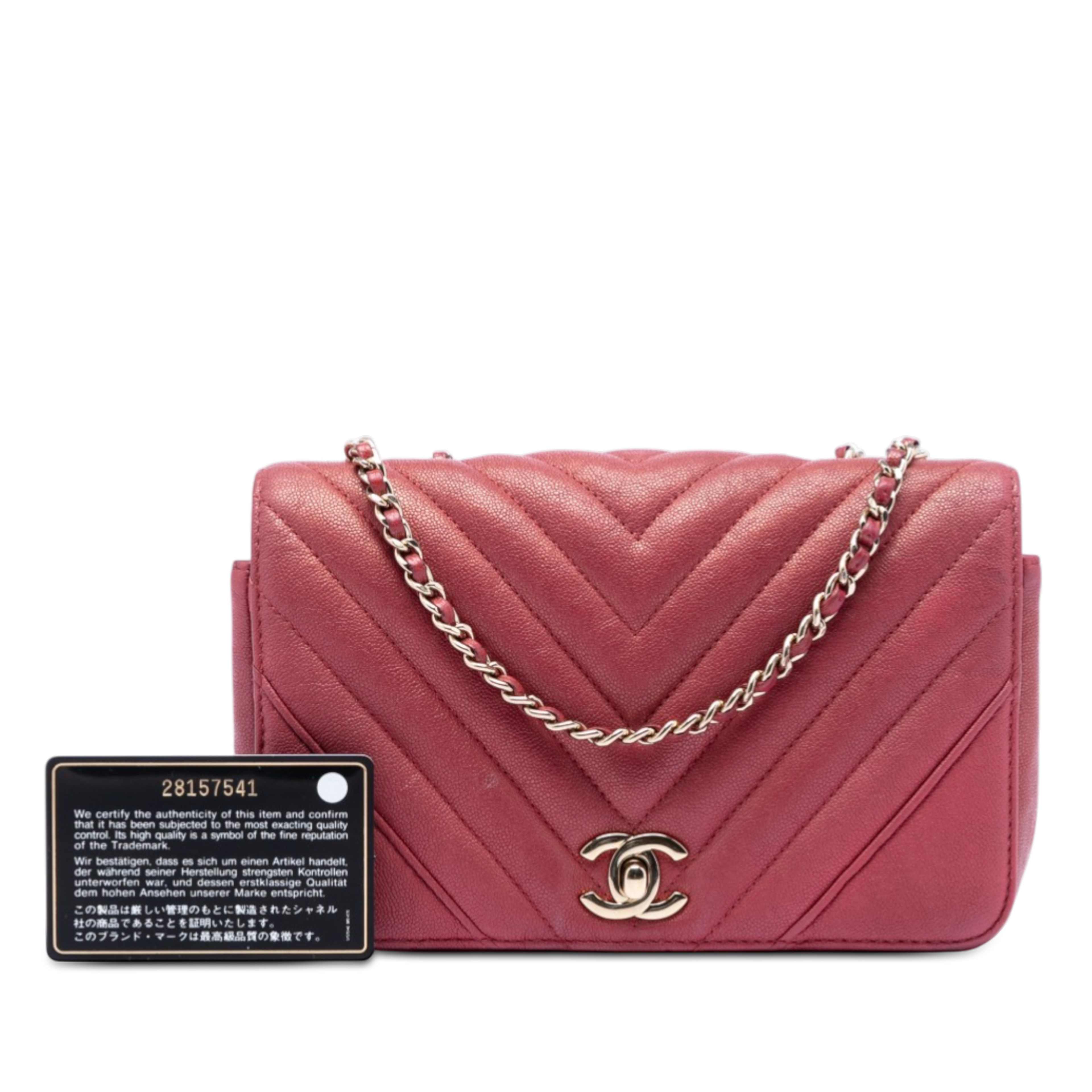 Chanel Small Chevron Caviar Statement Flap, från Luxclusif, i färgen röd. Klicka för att öppna bilden i stort format