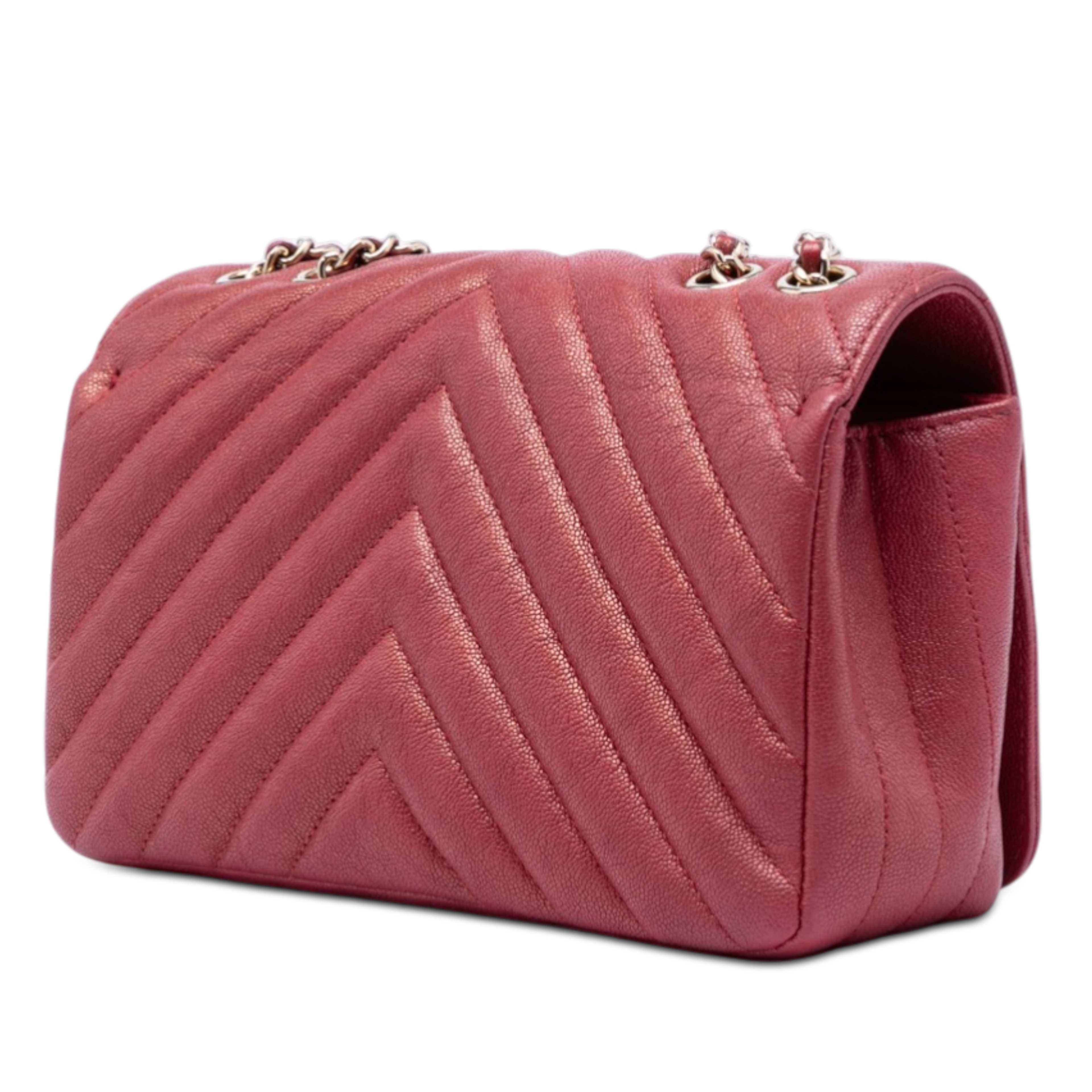 Chanel Small Chevron Caviar Statement Flap, från Luxclusif, i färgen röd. Klicka för att öppna bilden i stort format