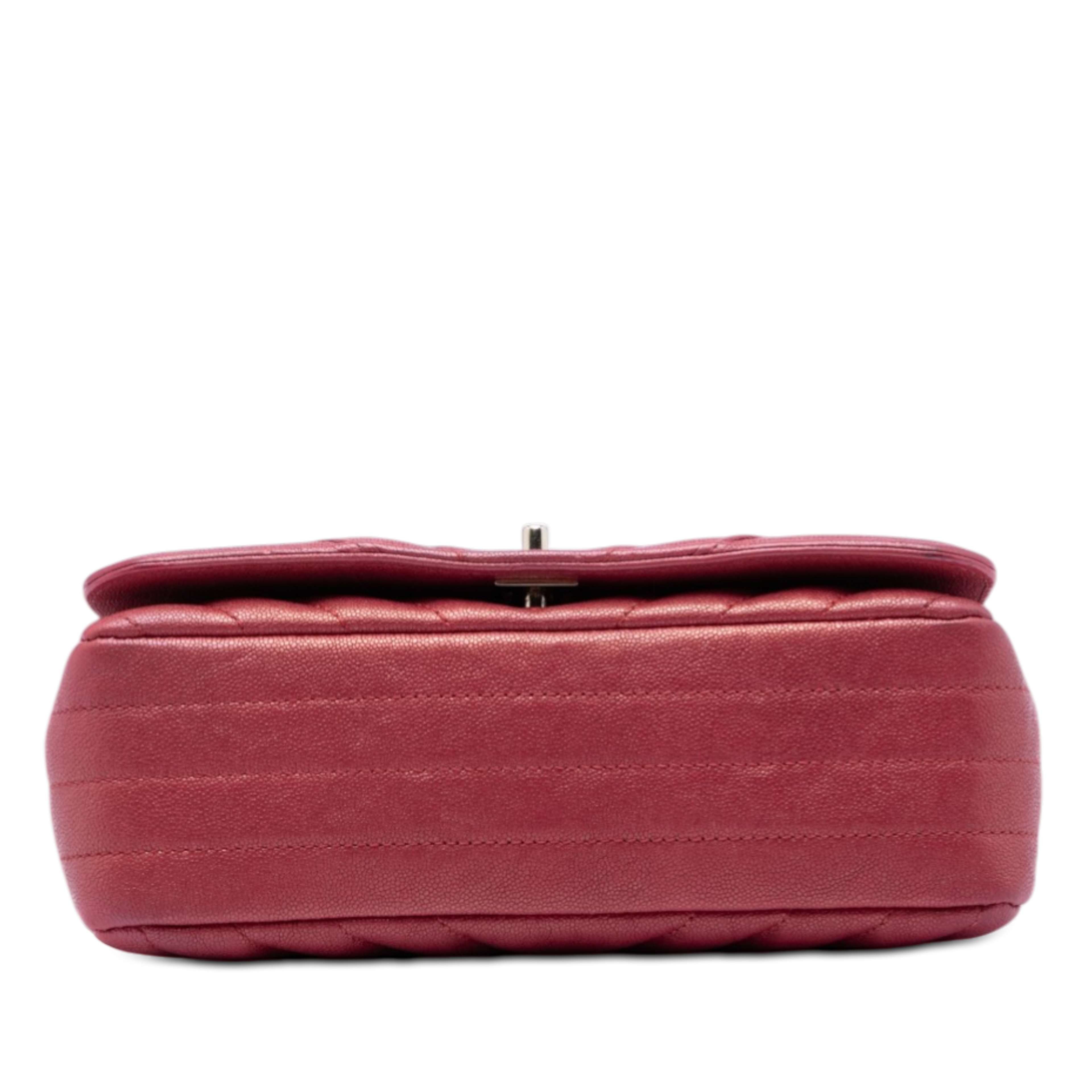 Chanel Small Chevron Caviar Statement Flap, från Luxclusif, i färgen red. Klicka för att öppna bilden i stort format