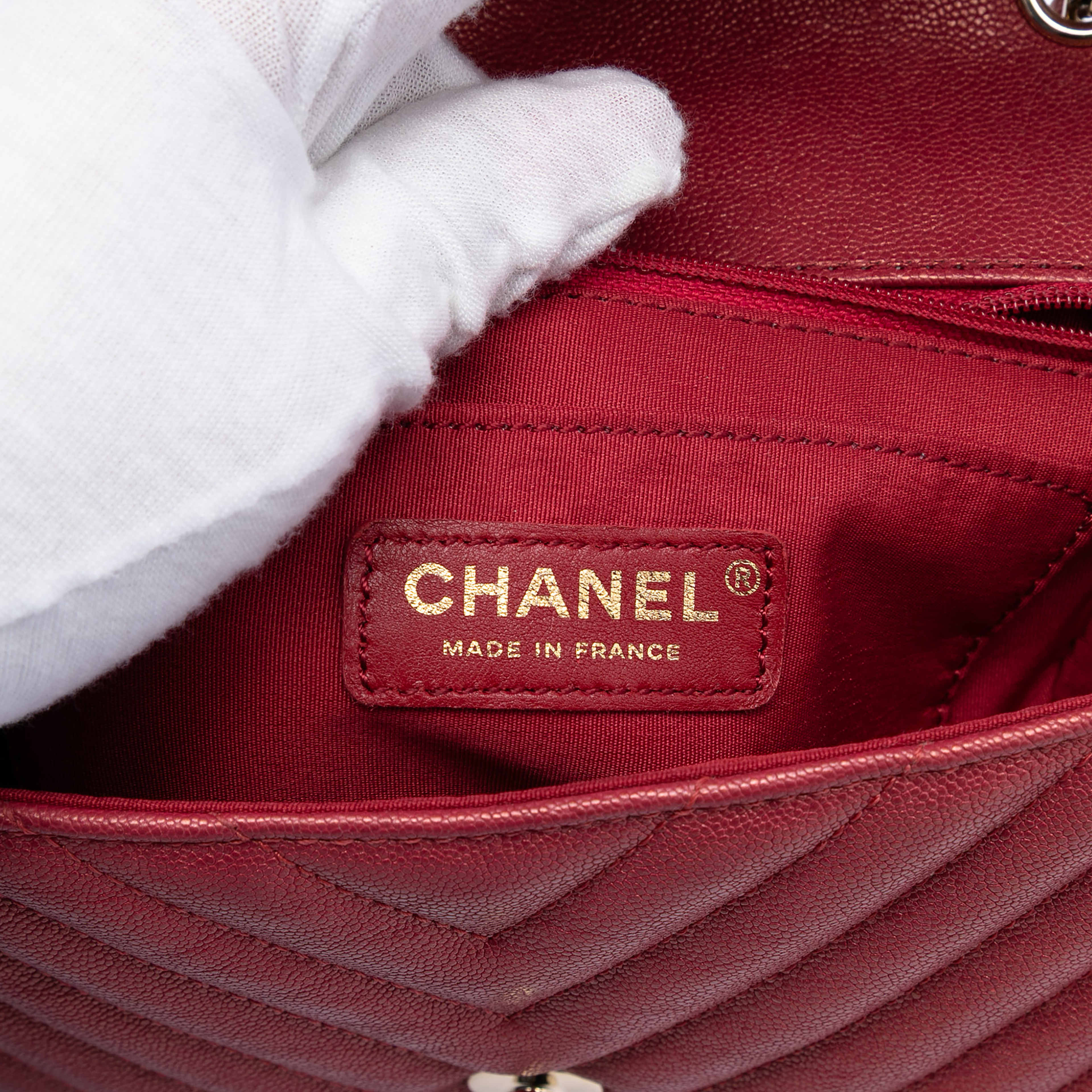 Chanel Small Chevron Caviar Statement Flap, från Luxclusif, i färgen red. Klicka för att öppna bilden i stort format