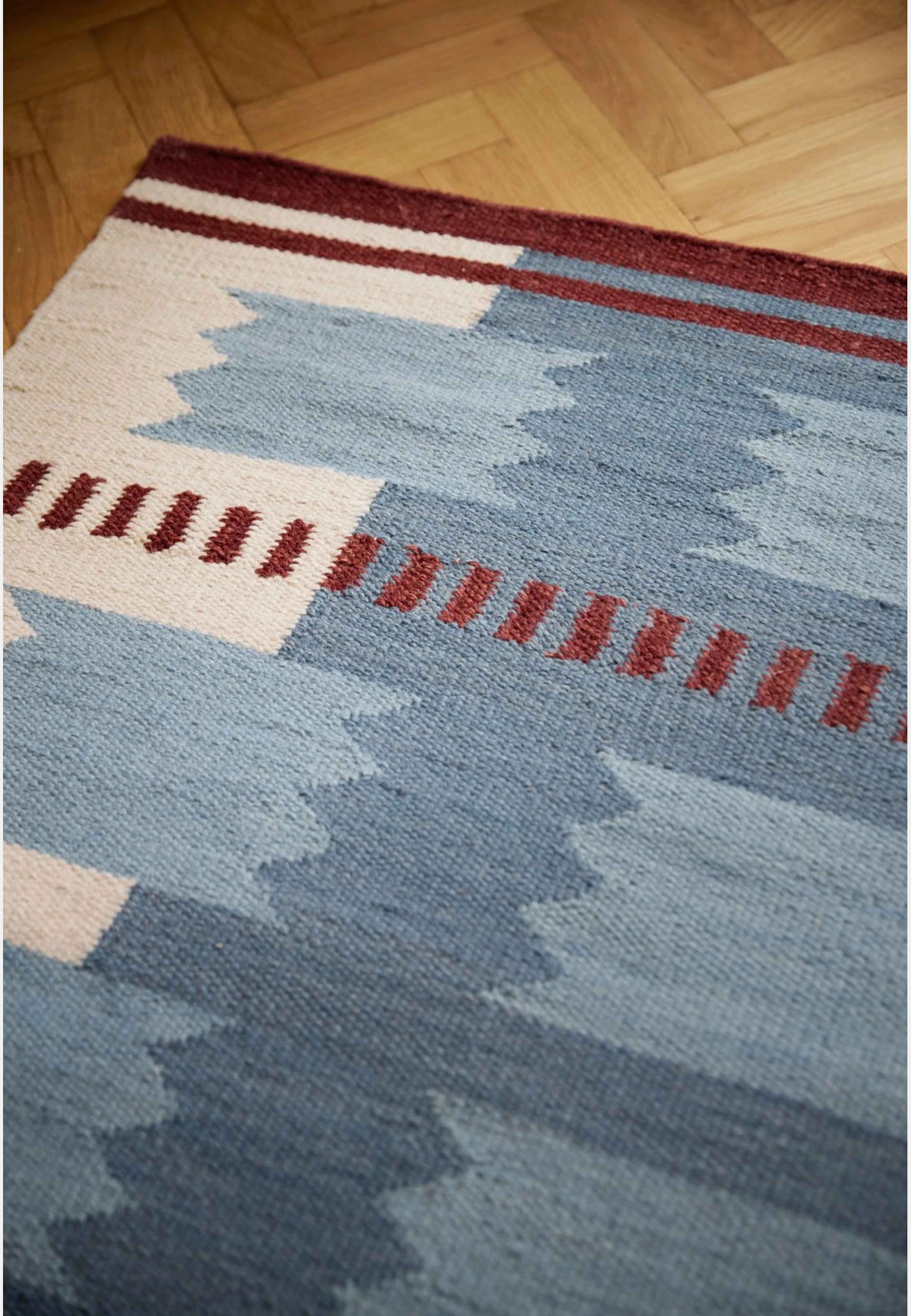 Röllakan Ullmatta 250x350 cm, från Layered, i färgen blå. Klicka för att öppna bilden i stort format