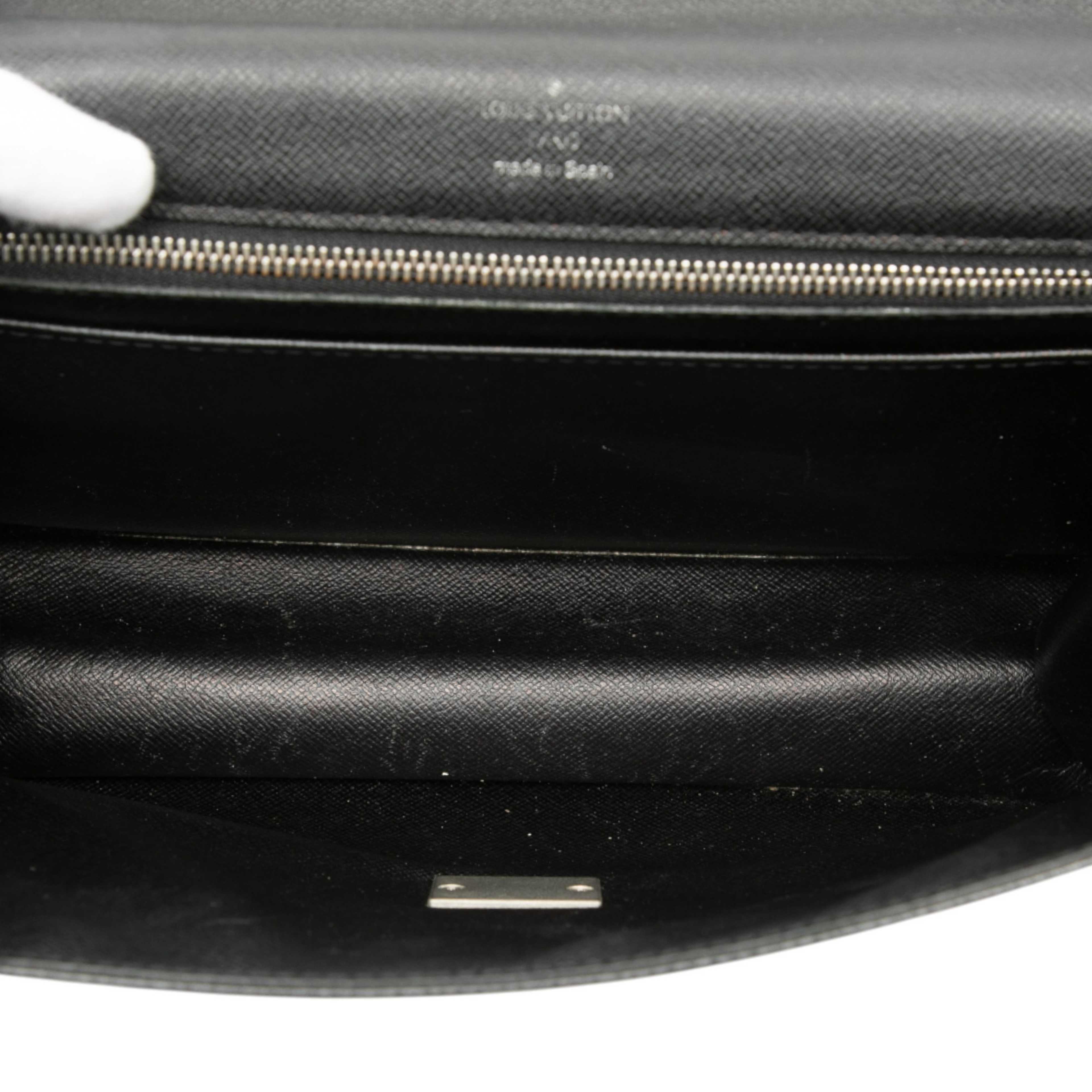 Louis Vuitton Taiga Selenga, från Luxclusif, i färgen black. Klicka för att öppna bilden i stort format