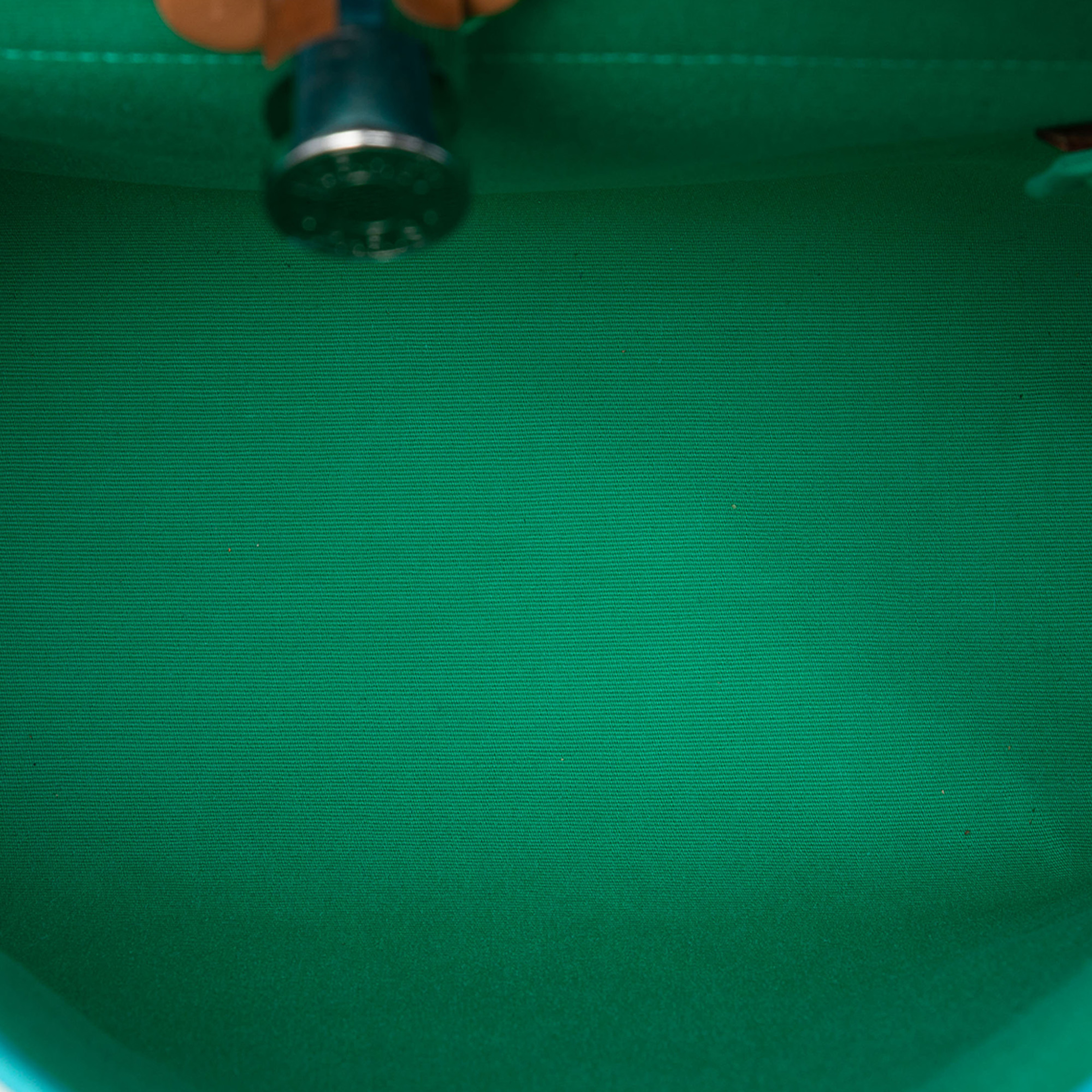 Hermès Toile Herbag Zip 31, från Luxclusif, i färgen aqua. Klicka för att öppna bilden i stort format