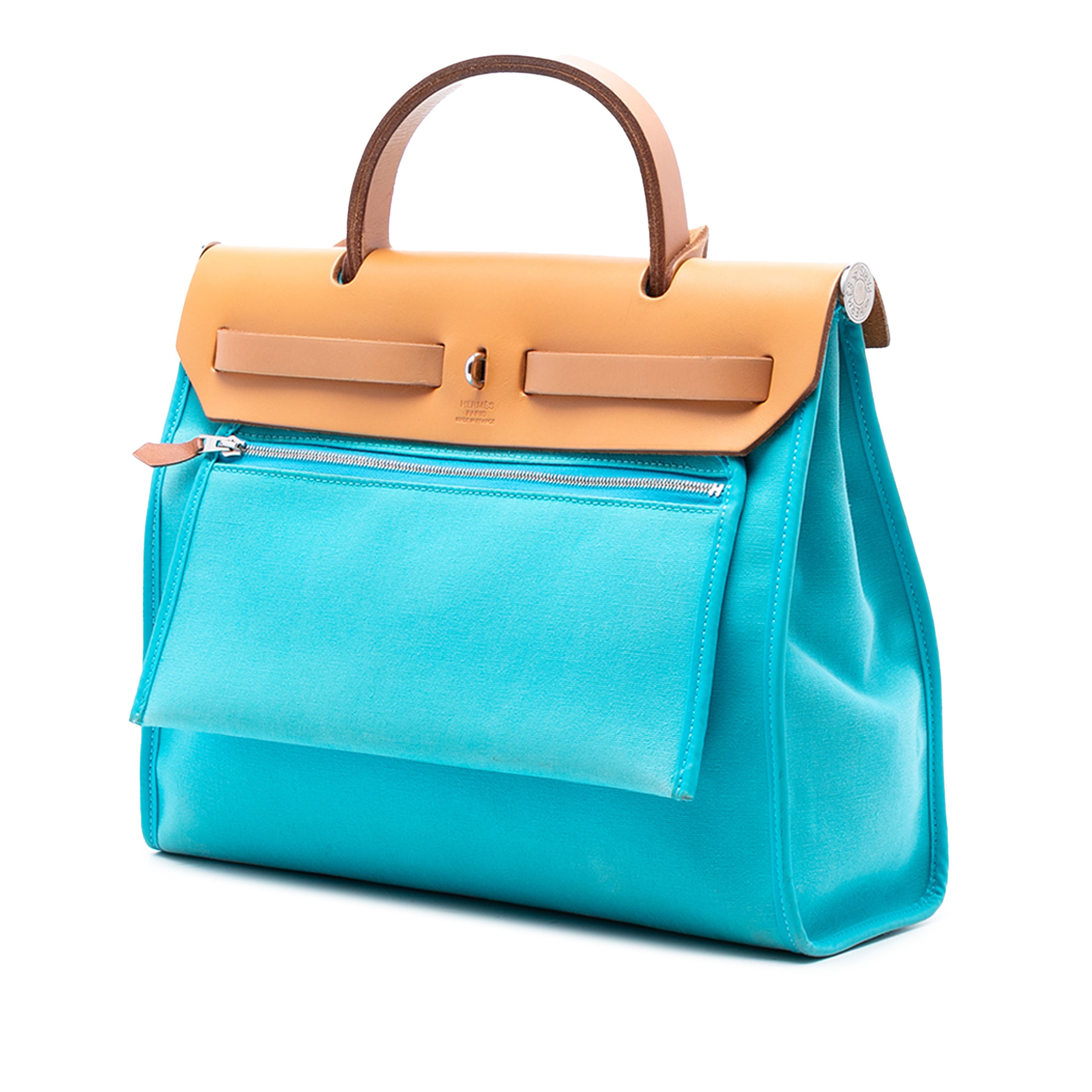 Hermès Toile Herbag Zip 31, från Luxclusif, i färgen aqua. Klicka för att öppna bilden i stort format