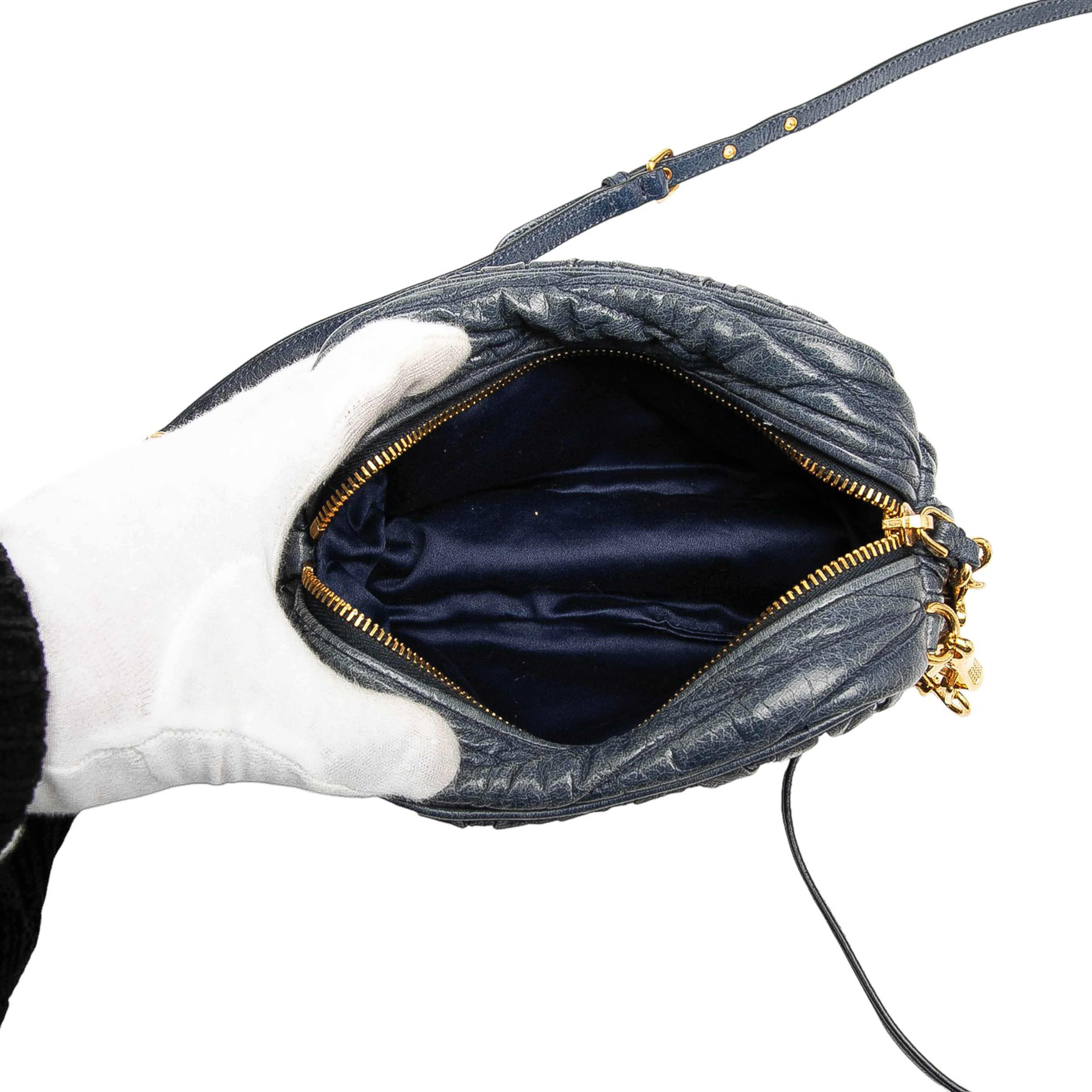 Miu Miu Matelasse Nappa Camera Crossbody, från Luxclusif, i färgen navy. Klicka för att öppna bilden i stort format