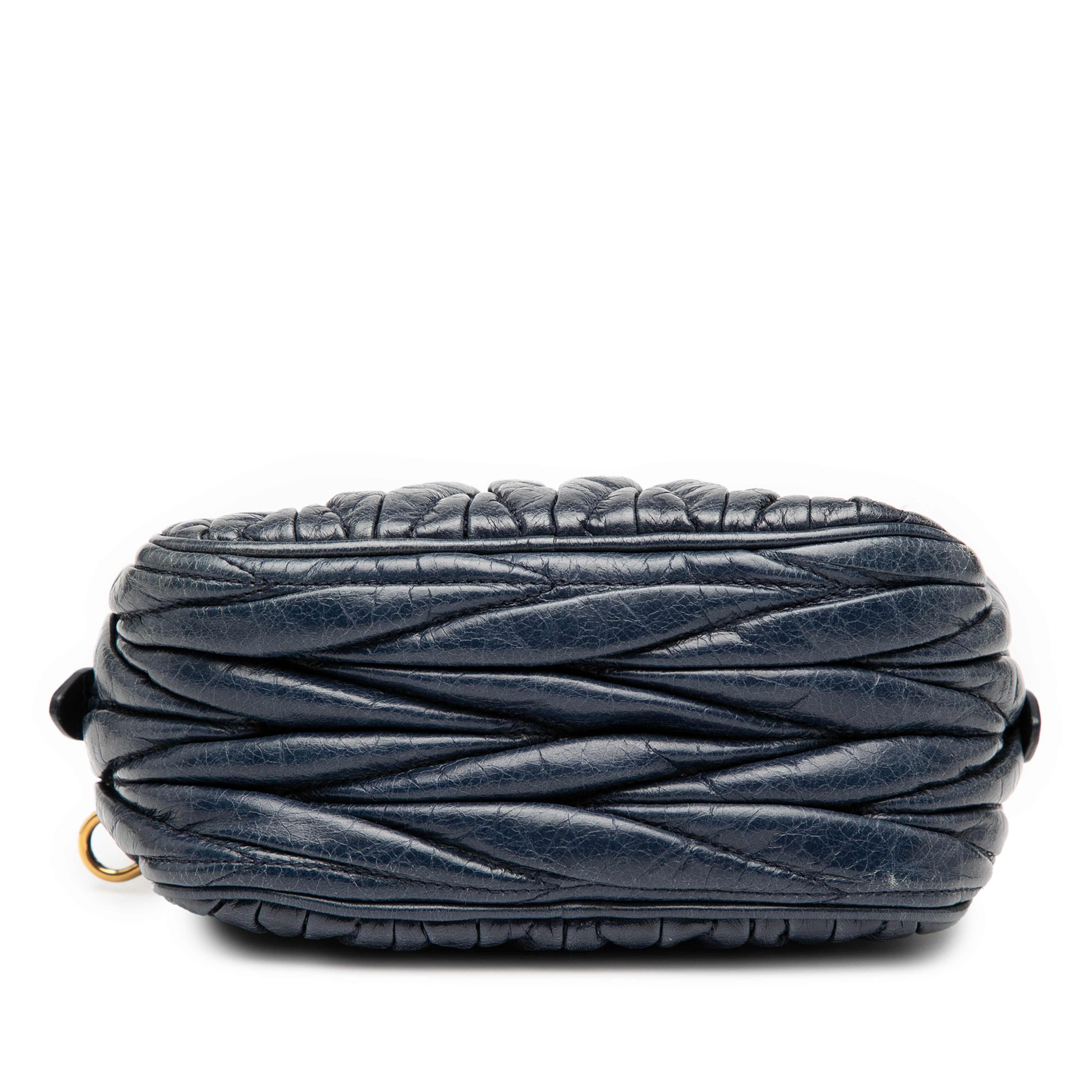 Miu Miu Matelasse Nappa Camera Crossbody, från Luxclusif, i färgen navy. Klicka för att öppna bilden i stort format