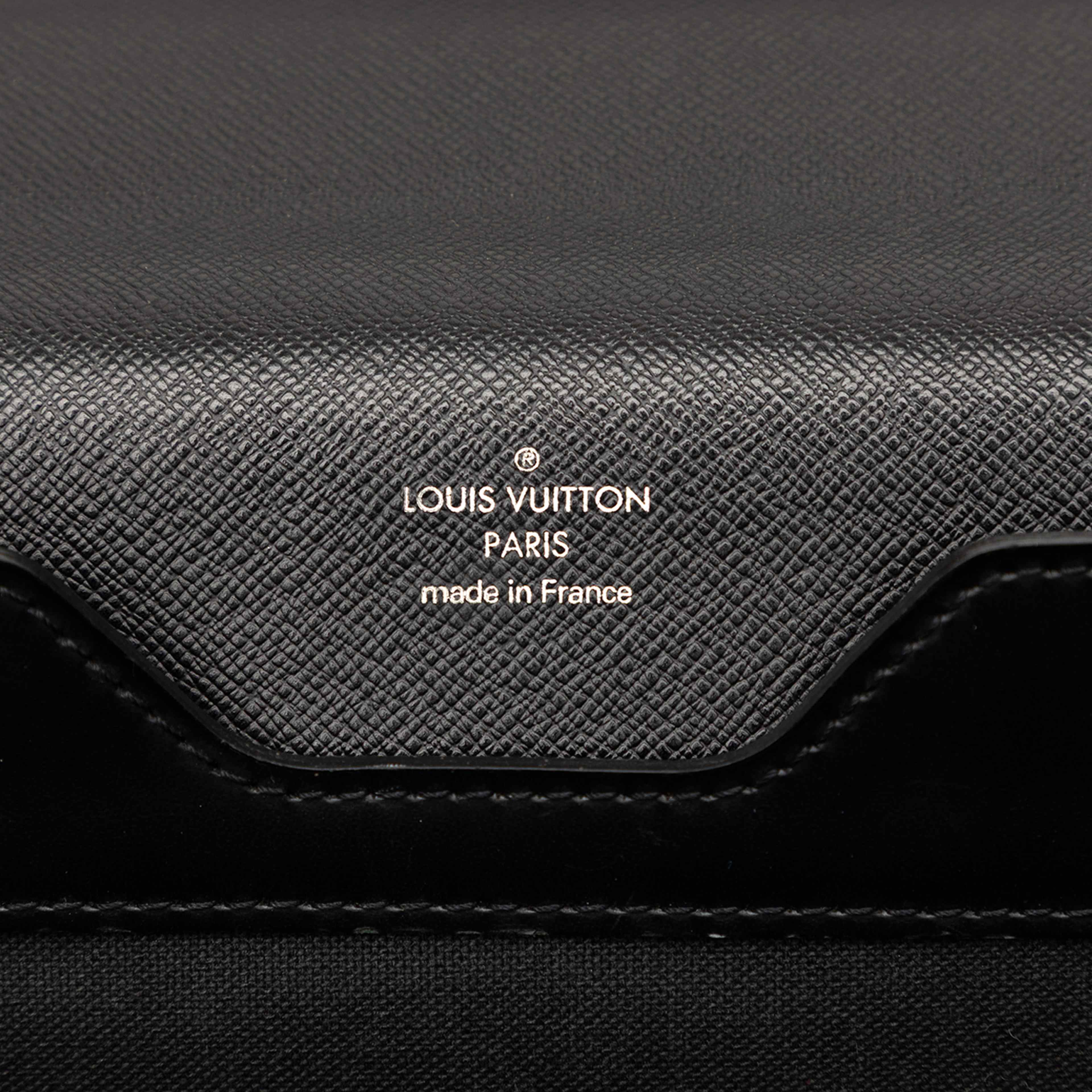 Louis Vuitton Taiga Robusto 1, från Luxclusif, i färgen black. Klicka för att öppna bilden i stort format