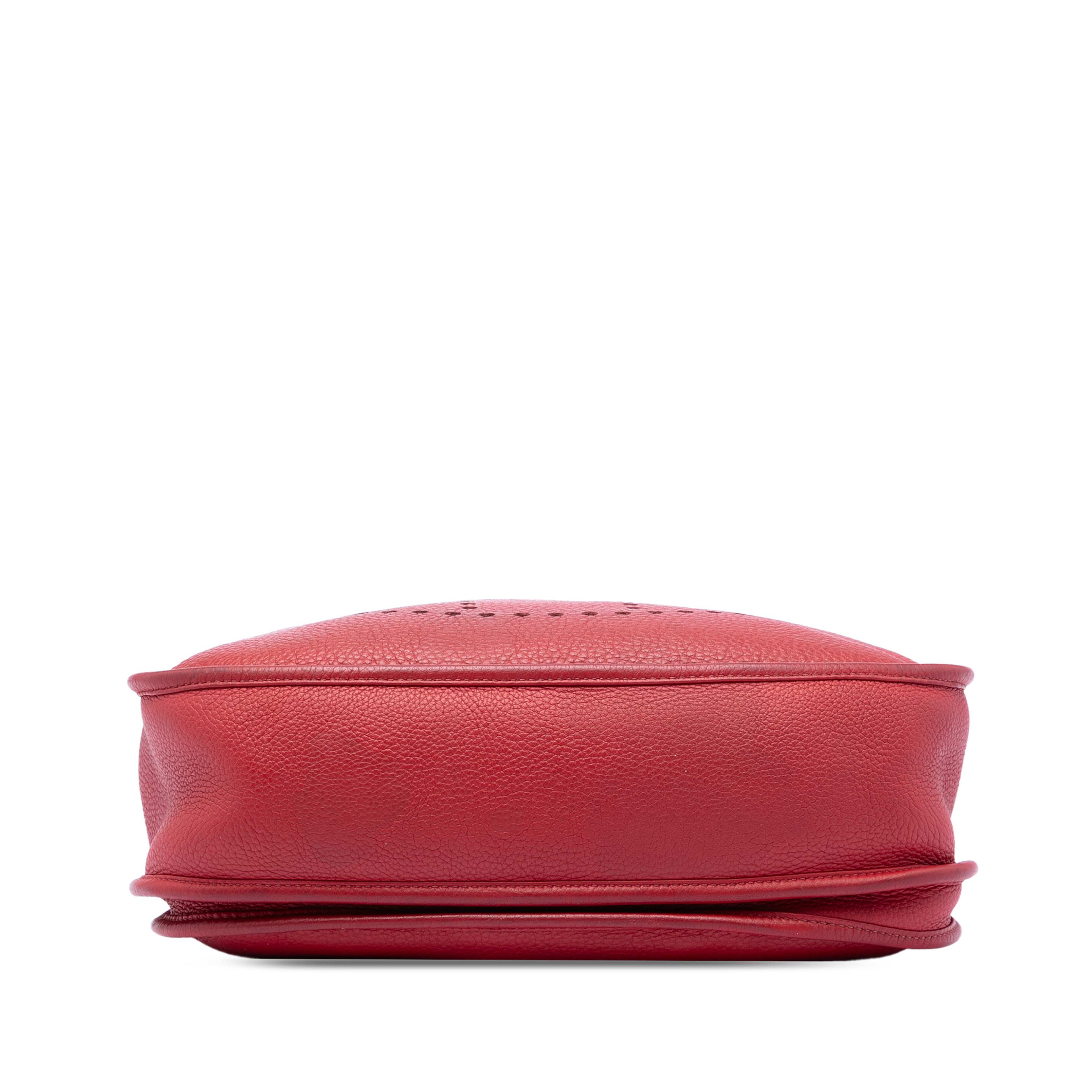 Hermès Clemence Evelyne Iii 33, från Luxclusif, i färgen dark red. Klicka för att öppna bilden i stort format