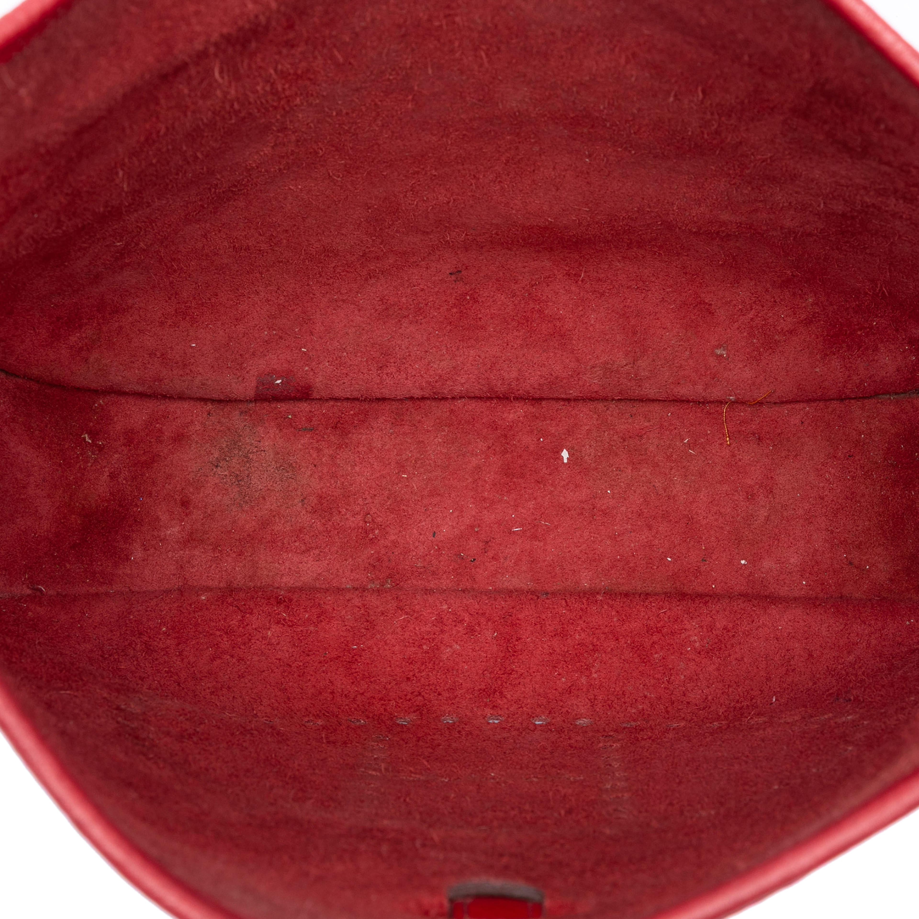 Hermès Clemence Evelyne Iii 33, från Luxclusif, i färgen dark red. Klicka för att öppna bilden i stort format