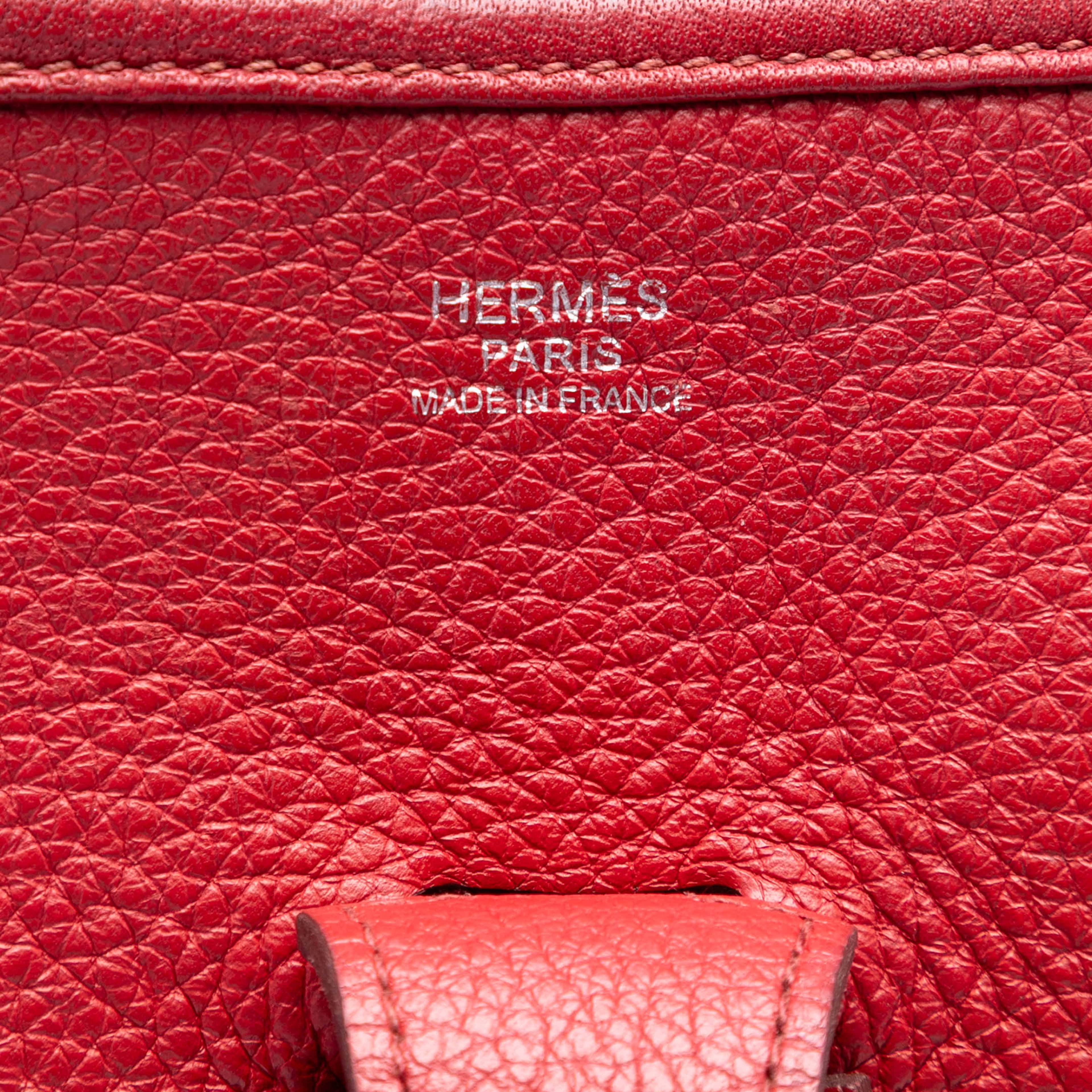 Hermès Clemence Evelyne Iii 33, från Luxclusif, i färgen dark red. Klicka för att öppna bilden i stort format