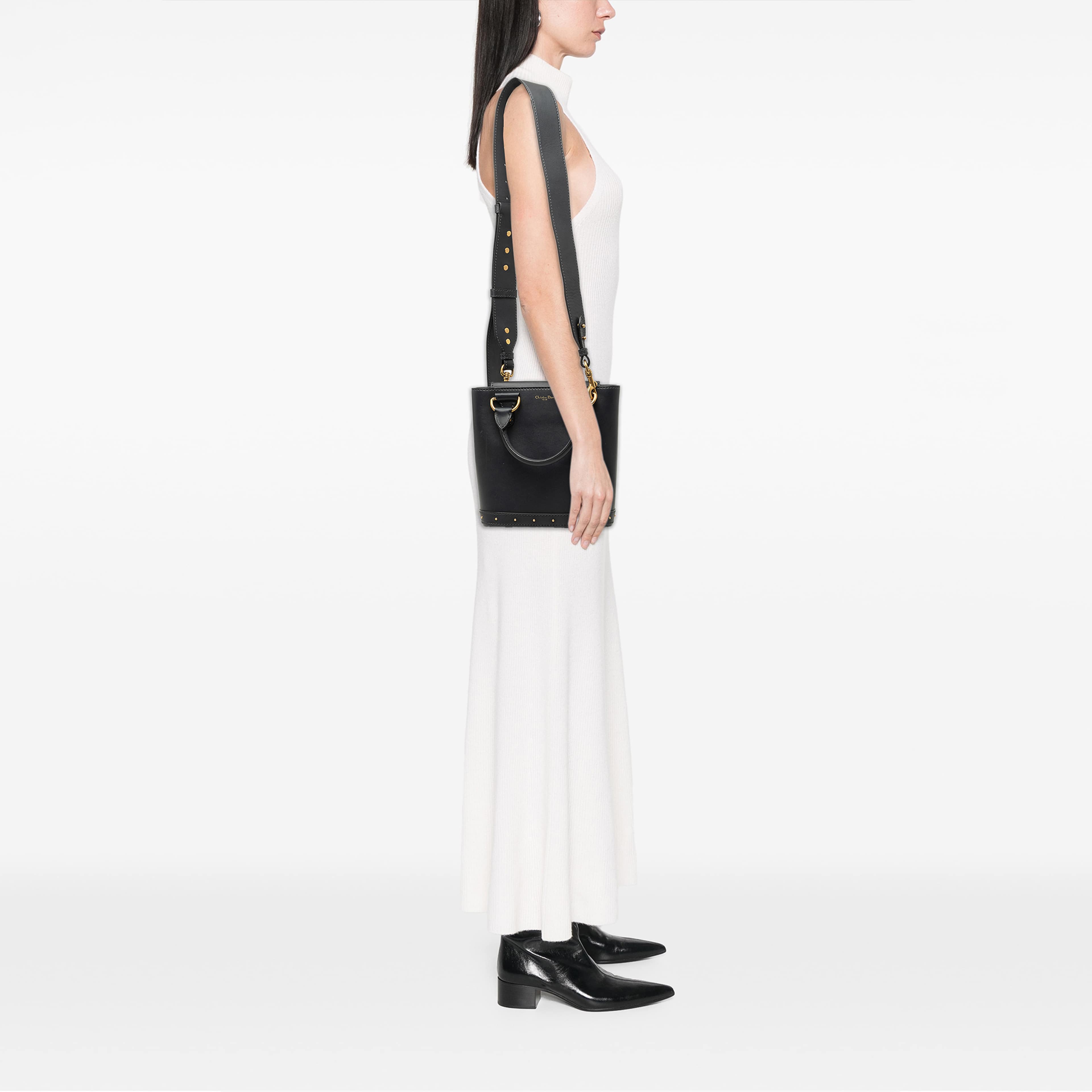 Dior Small Calfskin Dioravenue Bucket Bag, från Luxclusif, i färgen svart. Klicka för att öppna bilden i stort format