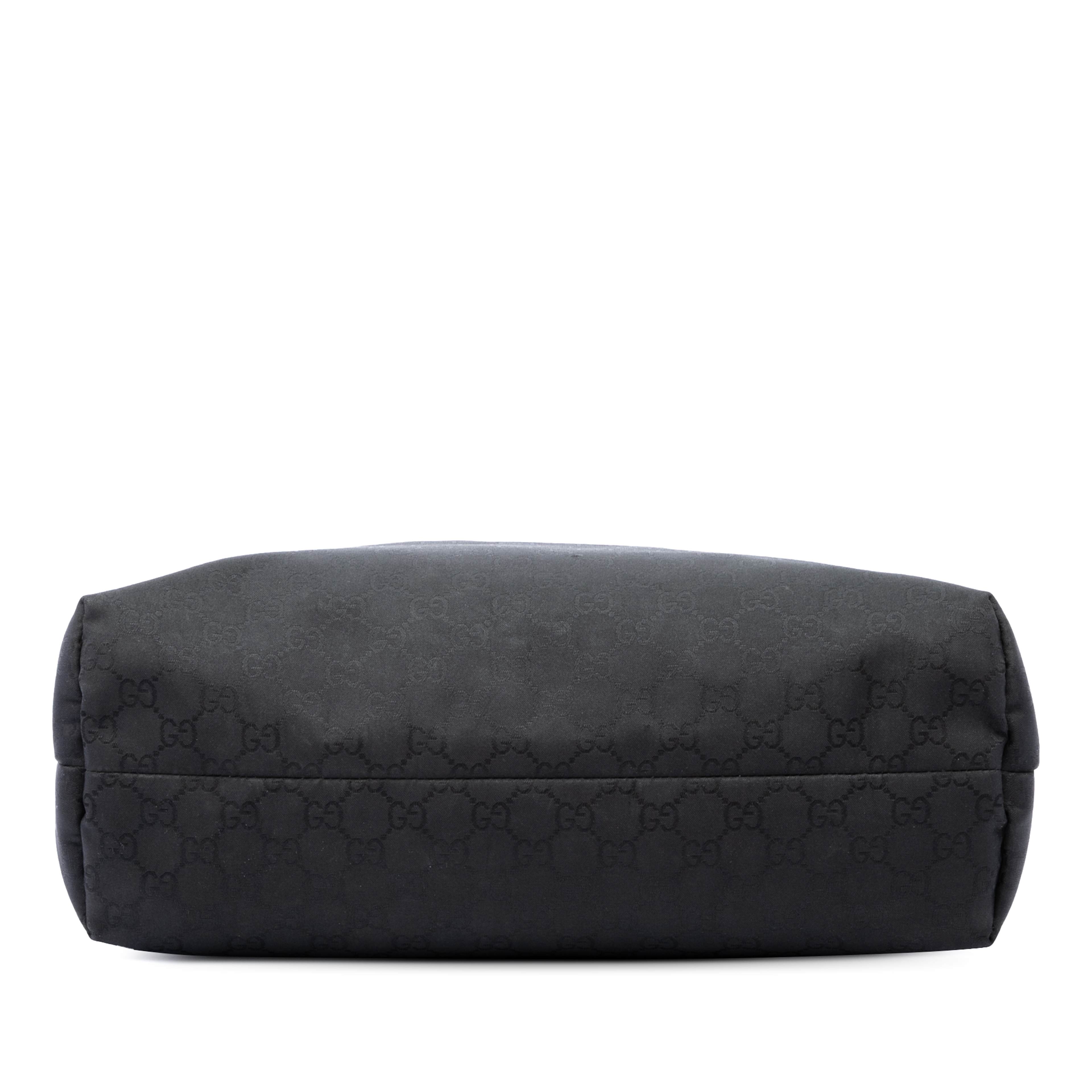 Gucci Gg Nylon Crossbody, från Luxclusif, i färgen svart. Klicka för att öppna bilden i stort format