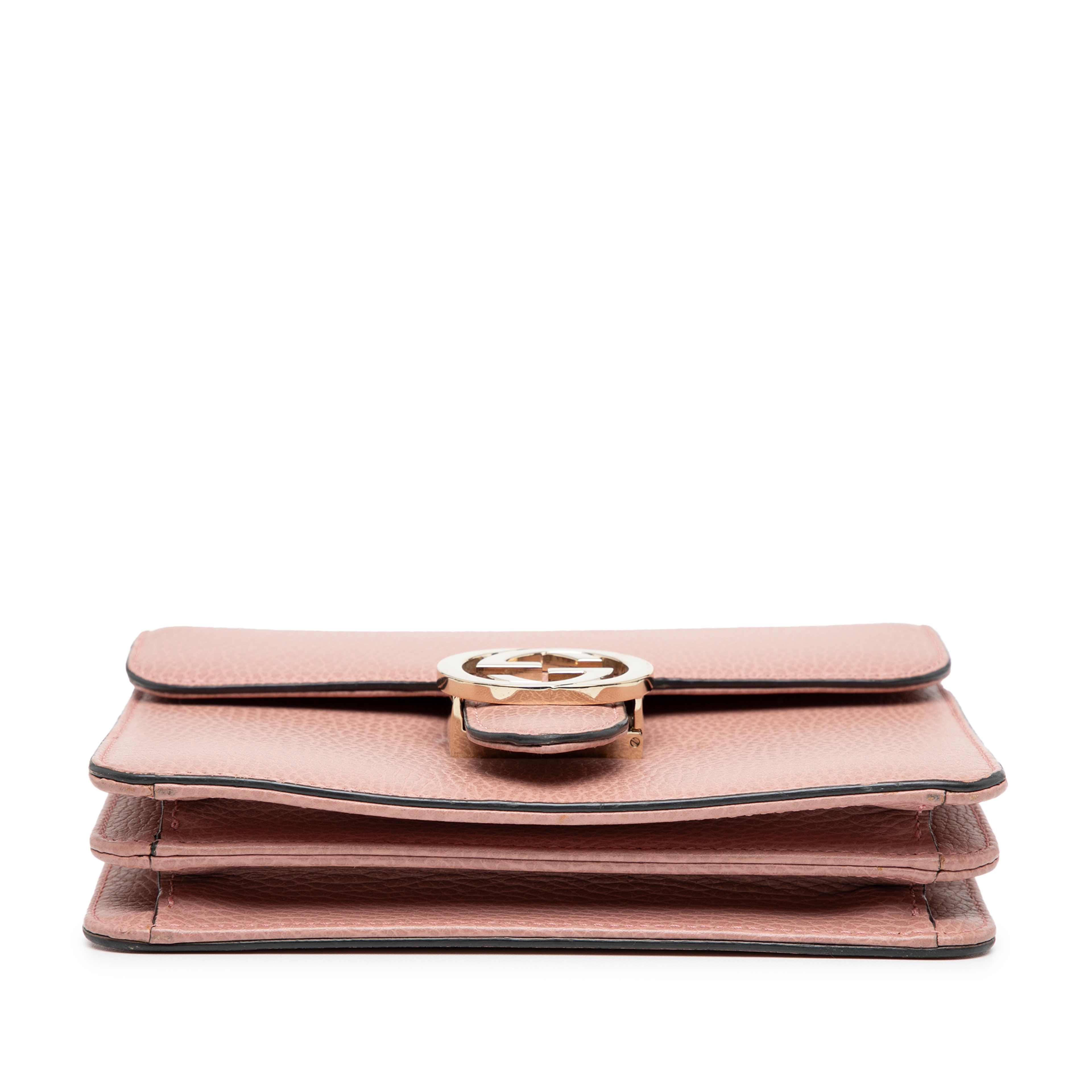 Gucci Small Dollar Calfskin Interlocking G Crossbody, från Luxclusif, i färgen pink. Klicka för att öppna bilden i stort format