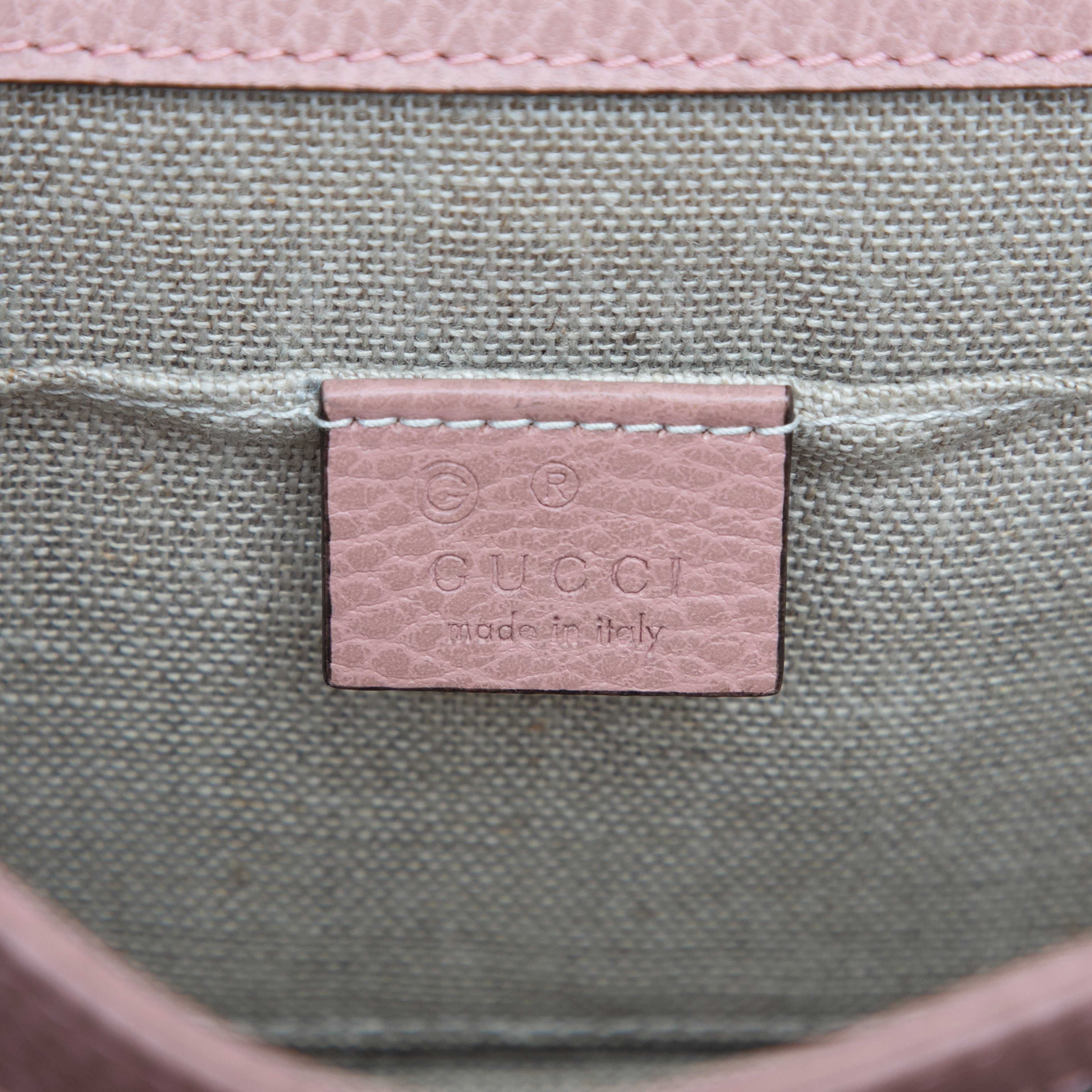 Gucci Small Dollar Calfskin Interlocking G Crossbody, från Luxclusif, i färgen pink. Klicka för att öppna bilden i stort format
