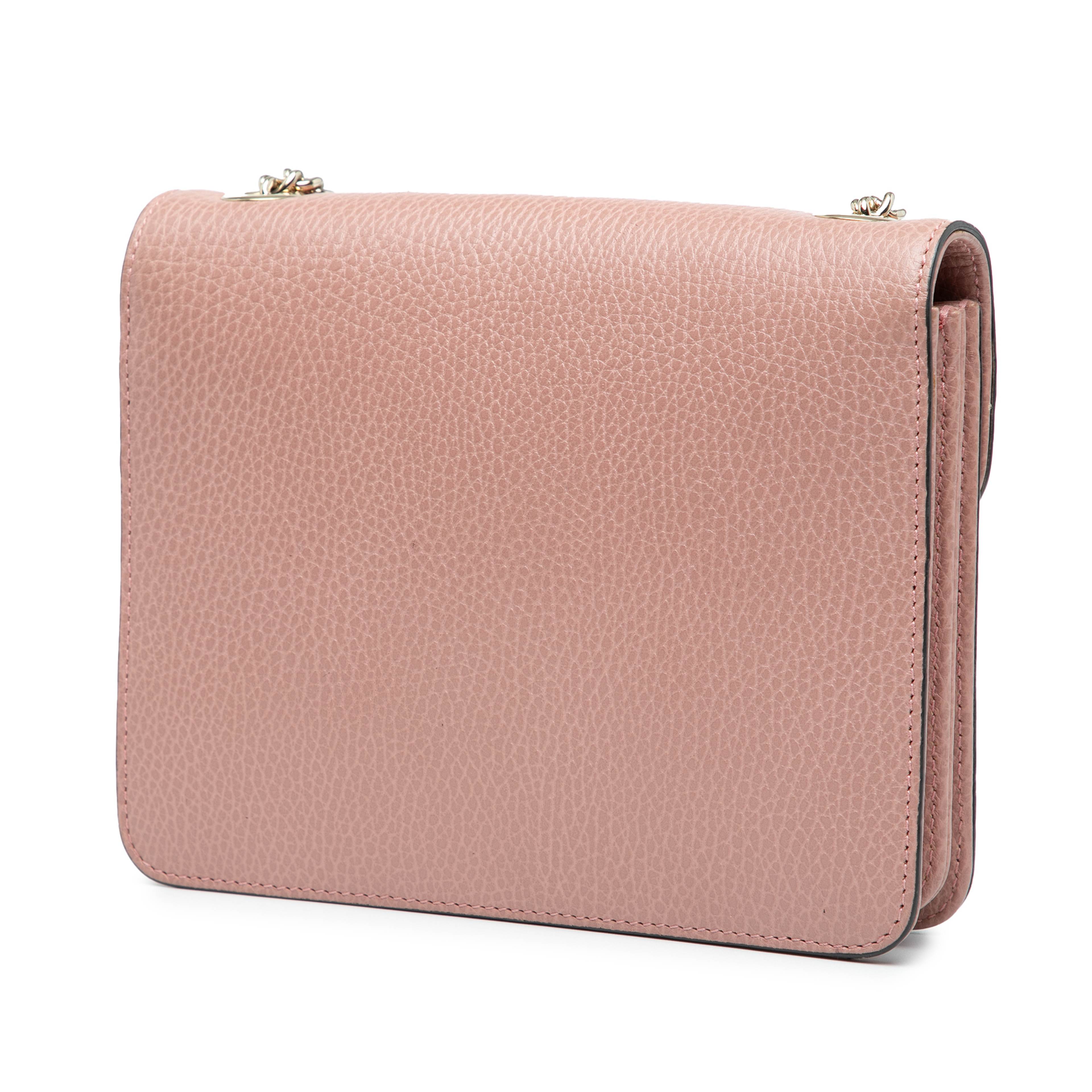 Gucci Small Dollar Calfskin Interlocking G Crossbody, från Luxclusif, i färgen pink. Klicka för att öppna bilden i stort format