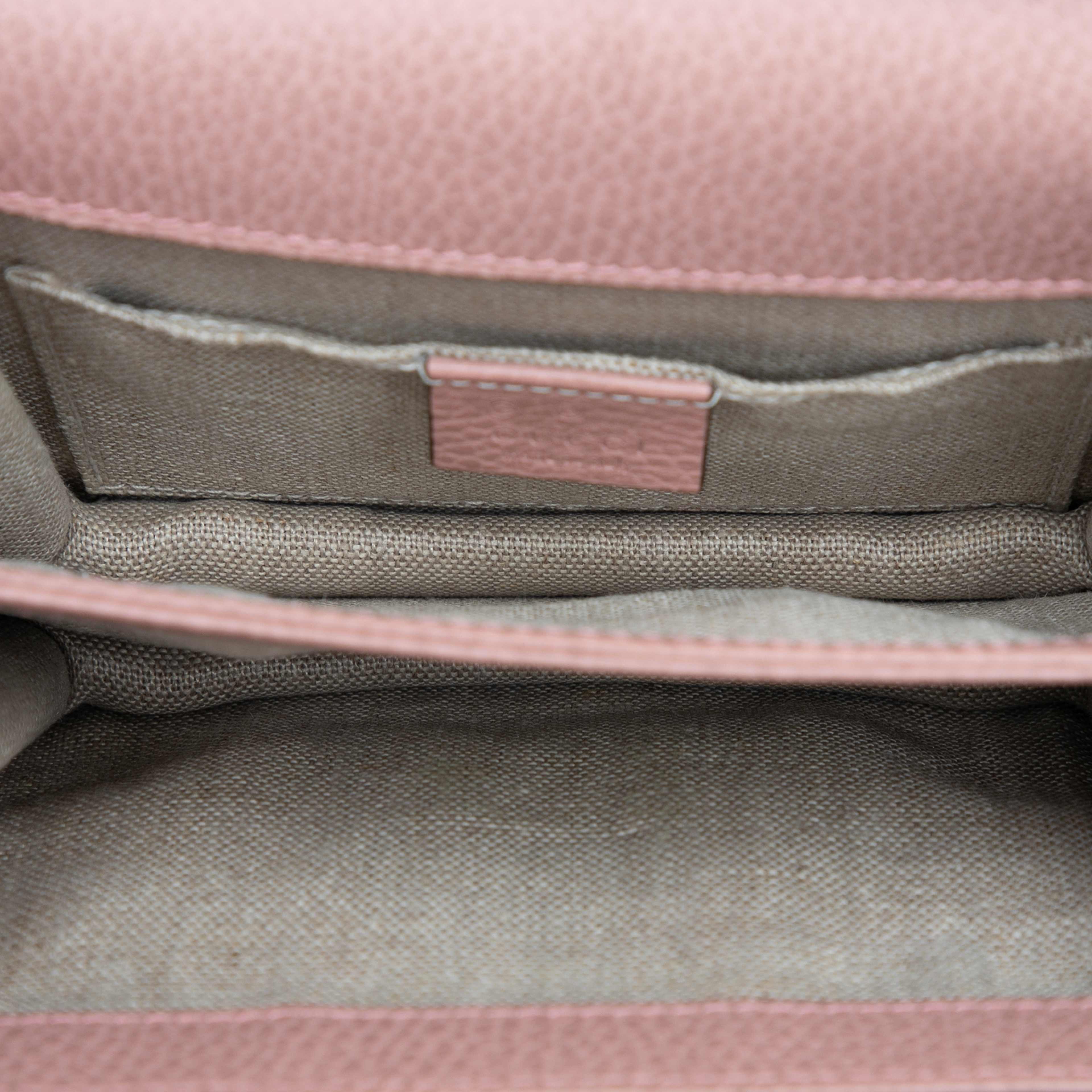 Gucci Small Dollar Calfskin Interlocking G Crossbody, från Luxclusif, i färgen pink. Klicka för att öppna bilden i stort format