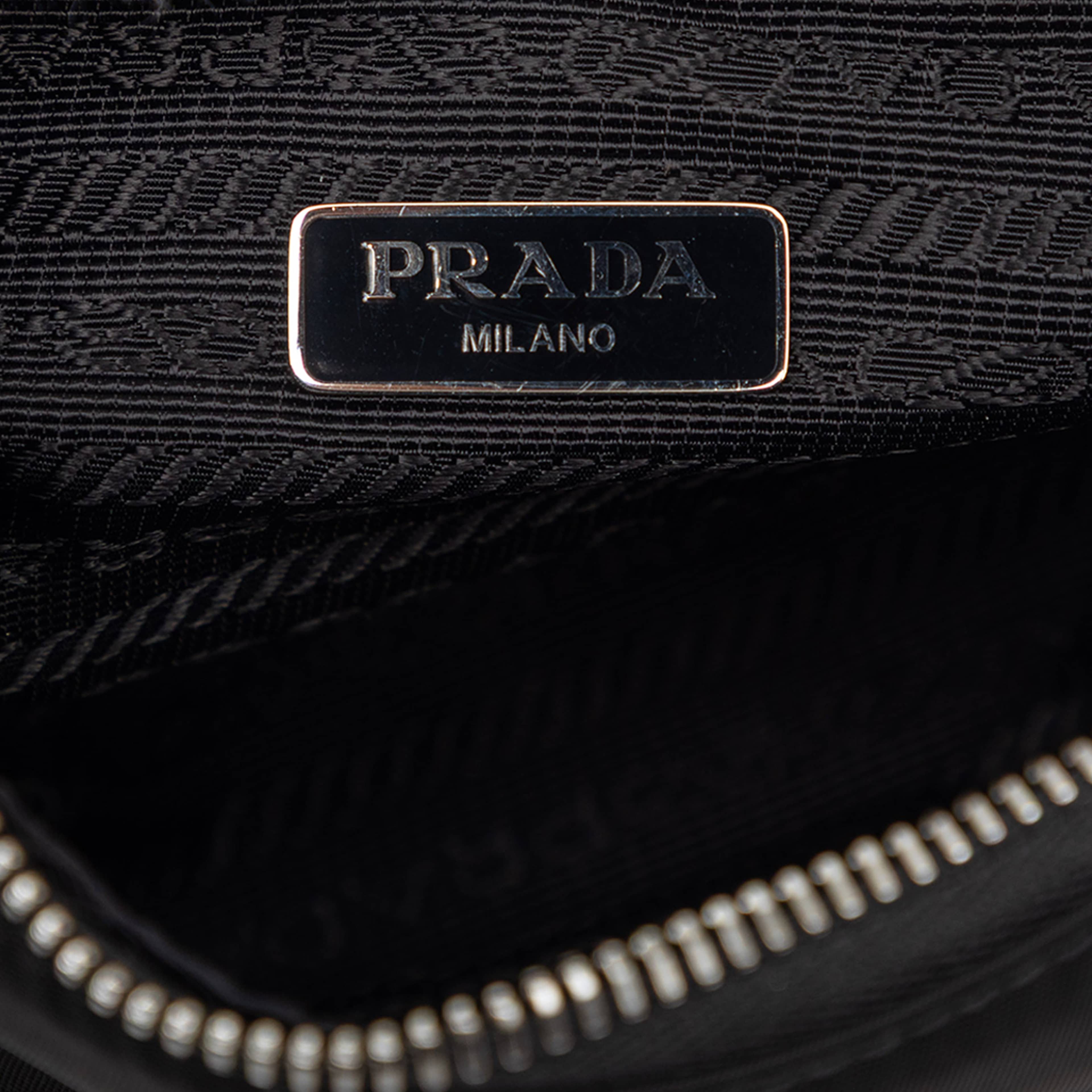 Prada Saffiano Trimmed Re Nylon Re Edition 2005 Satchel, från Luxclusif, i färgen black. Klicka för att öppna bilden i stort format