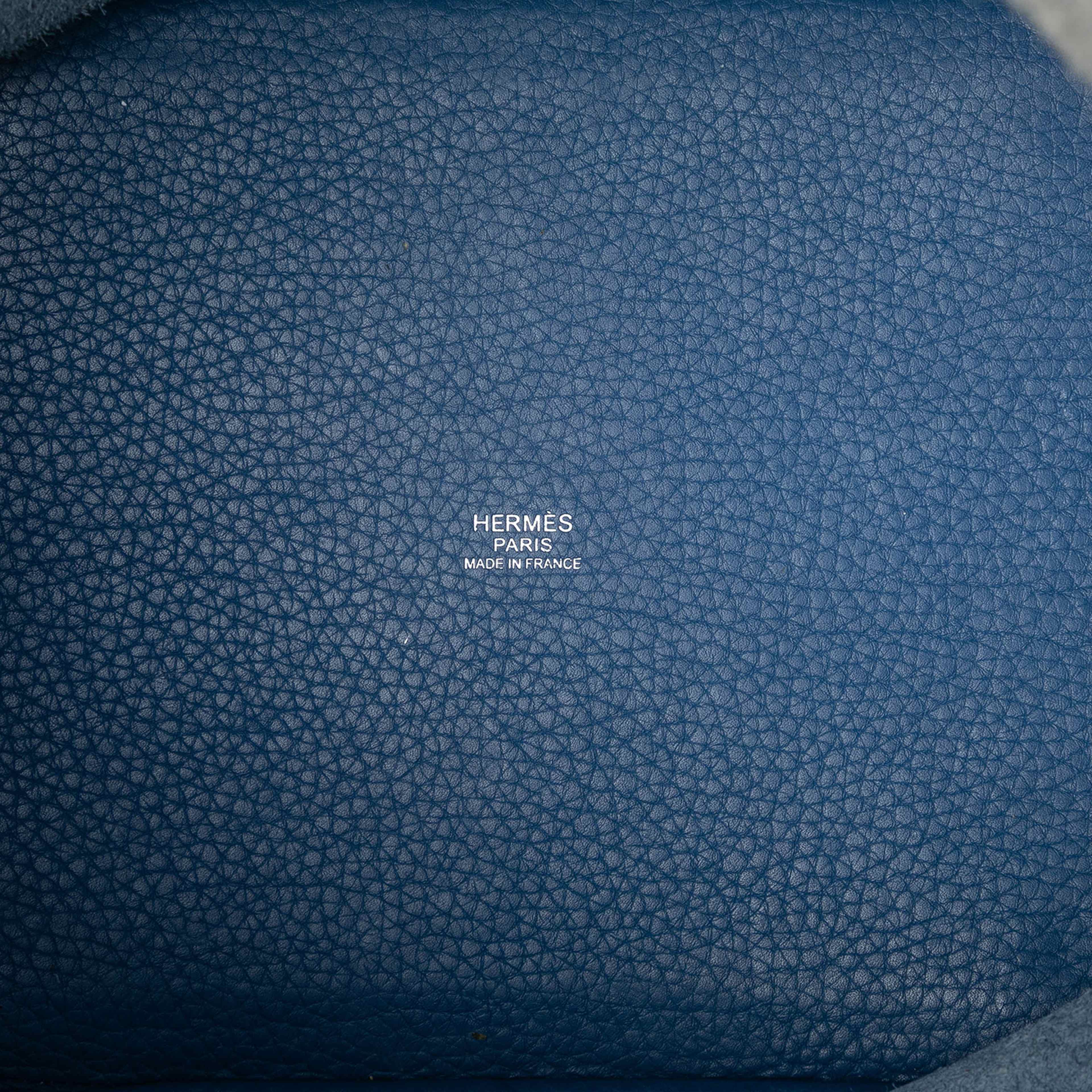 Hermès Clemence Picotin Lock 22, från Luxclusif, i färgen blue. Klicka för att öppna bilden i stort format