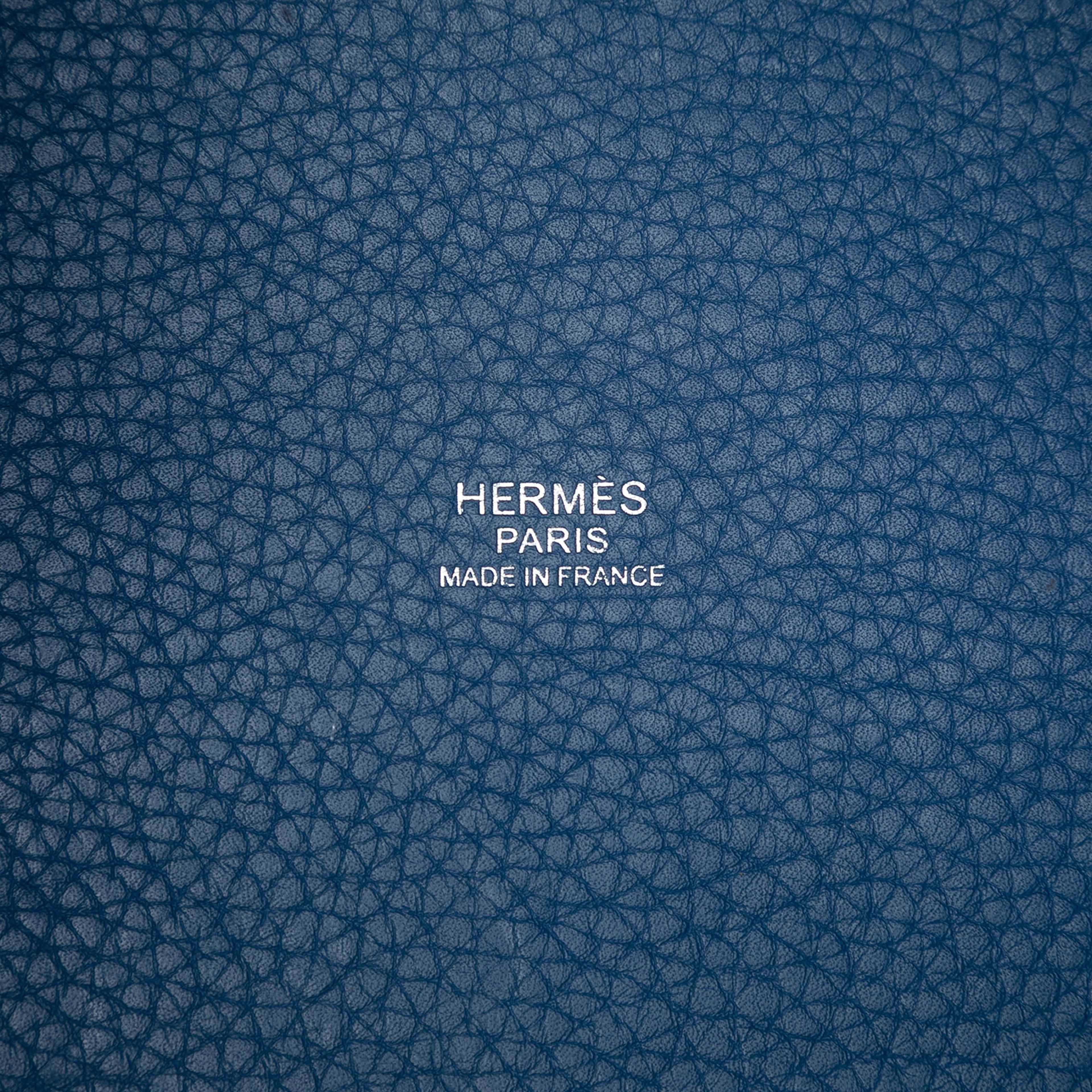 Hermès Clemence Picotin Lock 22, från Luxclusif, i färgen blue. Klicka för att öppna bilden i stort format