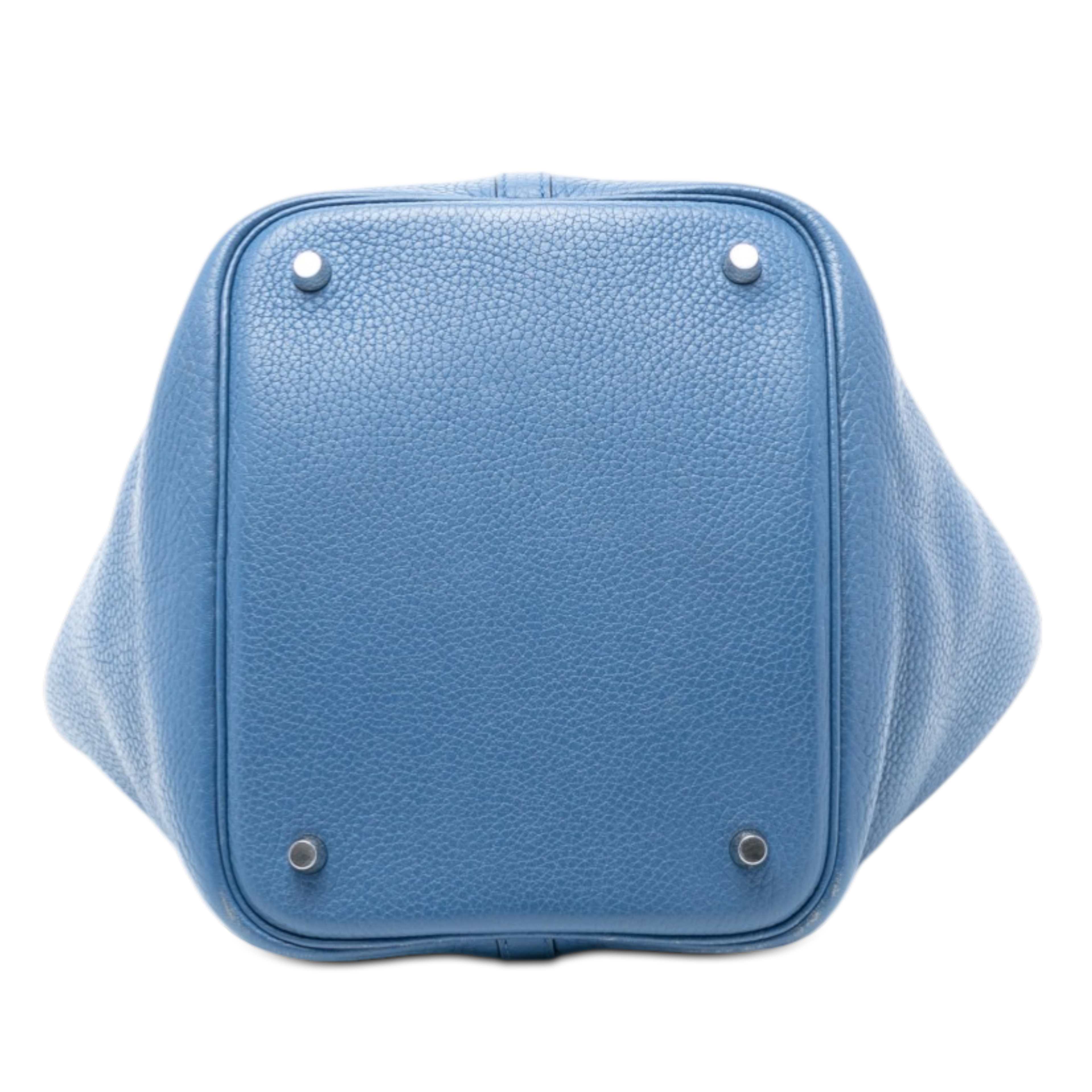 Hermès Clemence Picotin Lock 22, från Luxclusif, i färgen blue. Klicka för att öppna bilden i stort format