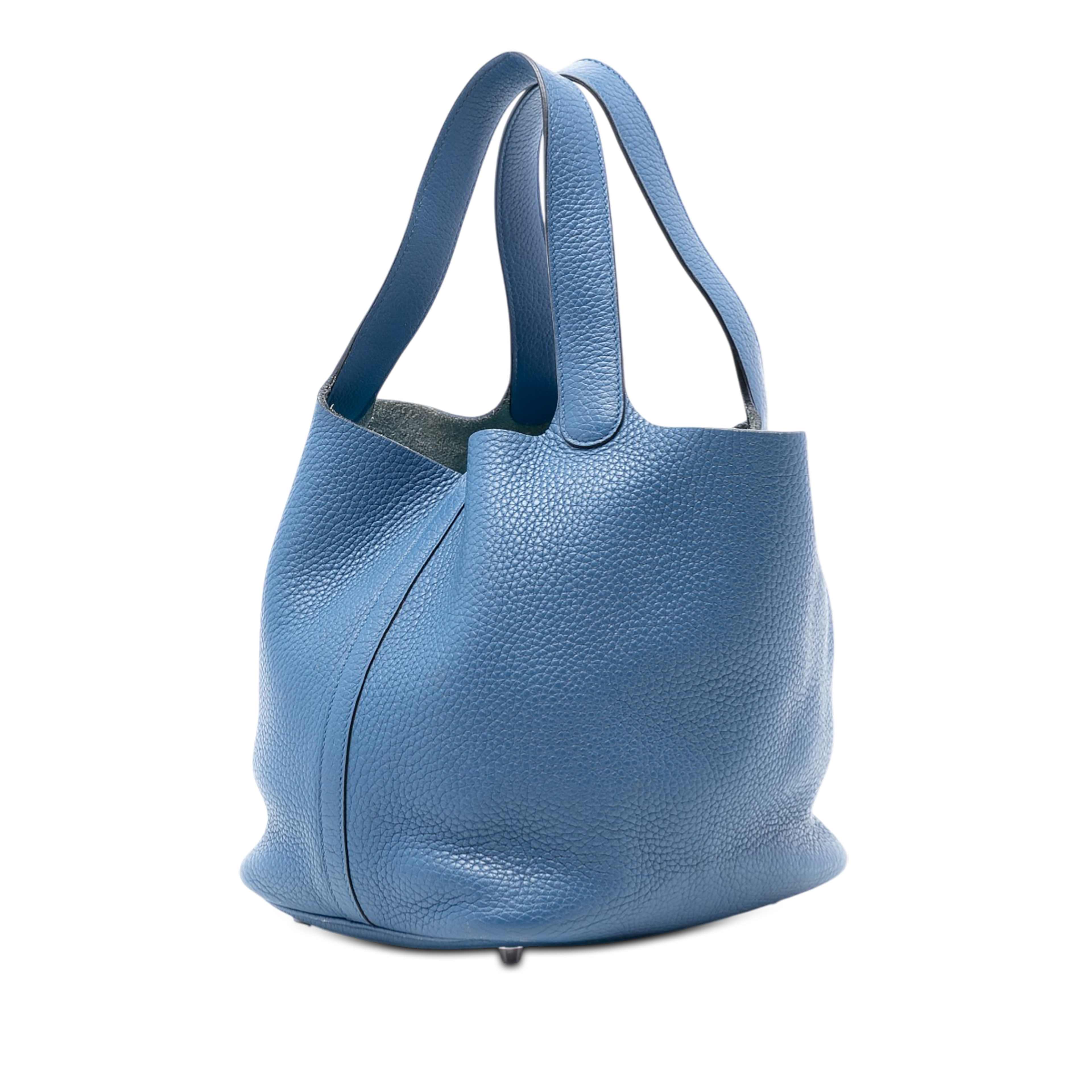 Hermès Clemence Picotin Lock 22, från Luxclusif, i färgen blue. Klicka för att öppna bilden i stort format