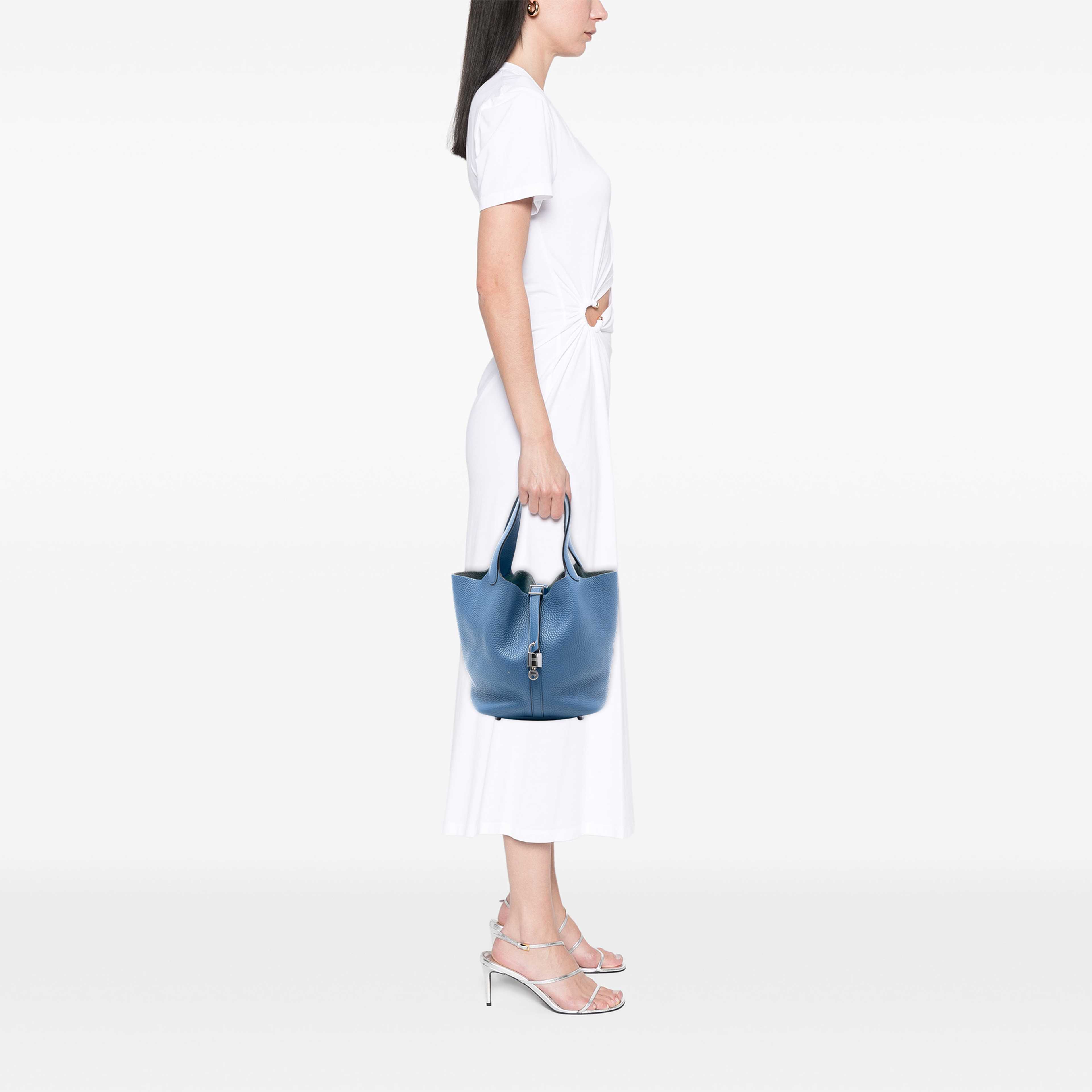 Hermès Clemence Picotin Lock 22, från Luxclusif, i färgen blå. Klicka för att öppna bilden i stort format