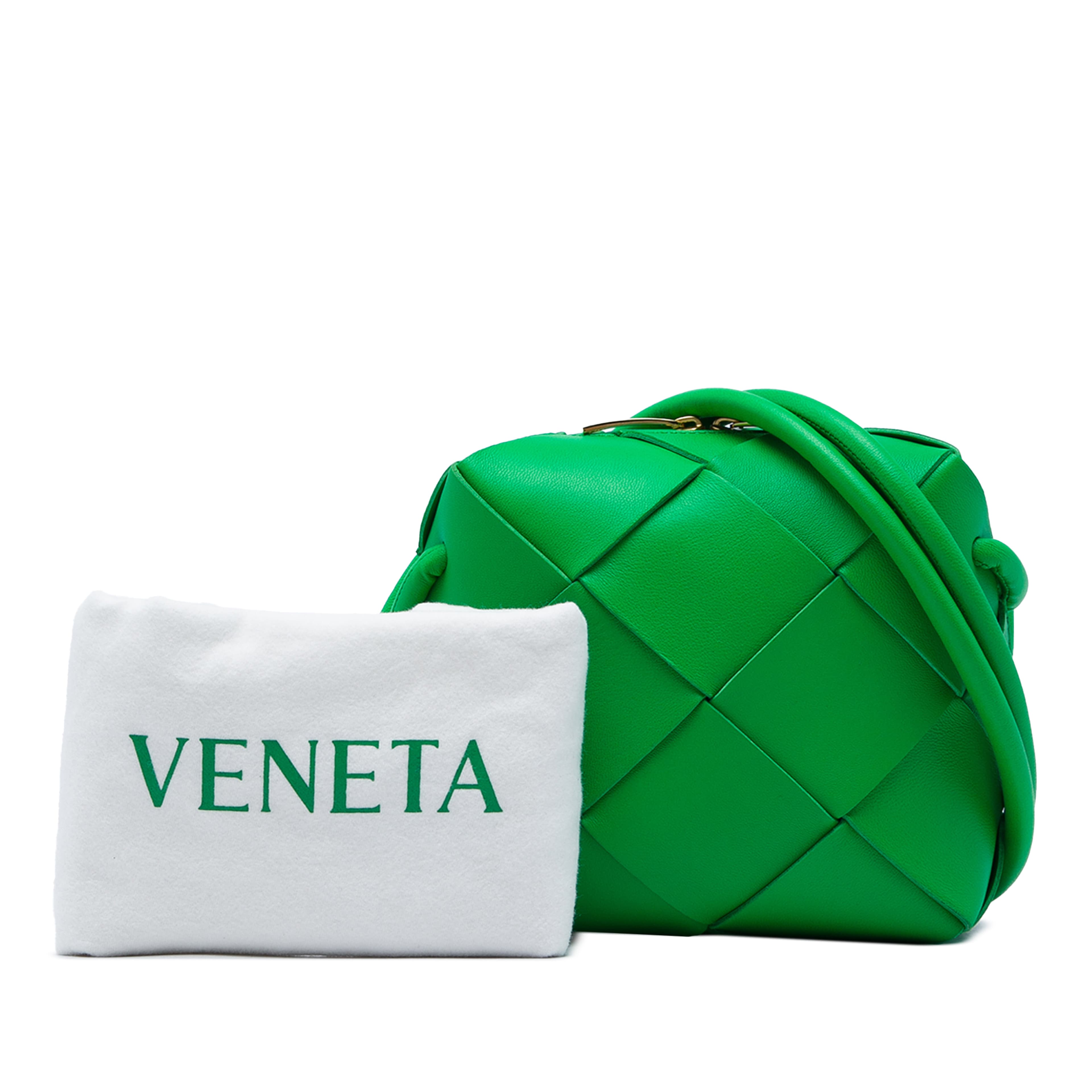 Bottega Veneta Mini Lambskin Intreccio Cassette Camera Bag, från Luxclusif, i färgen grön. Klicka för att öppna bilden i stort format