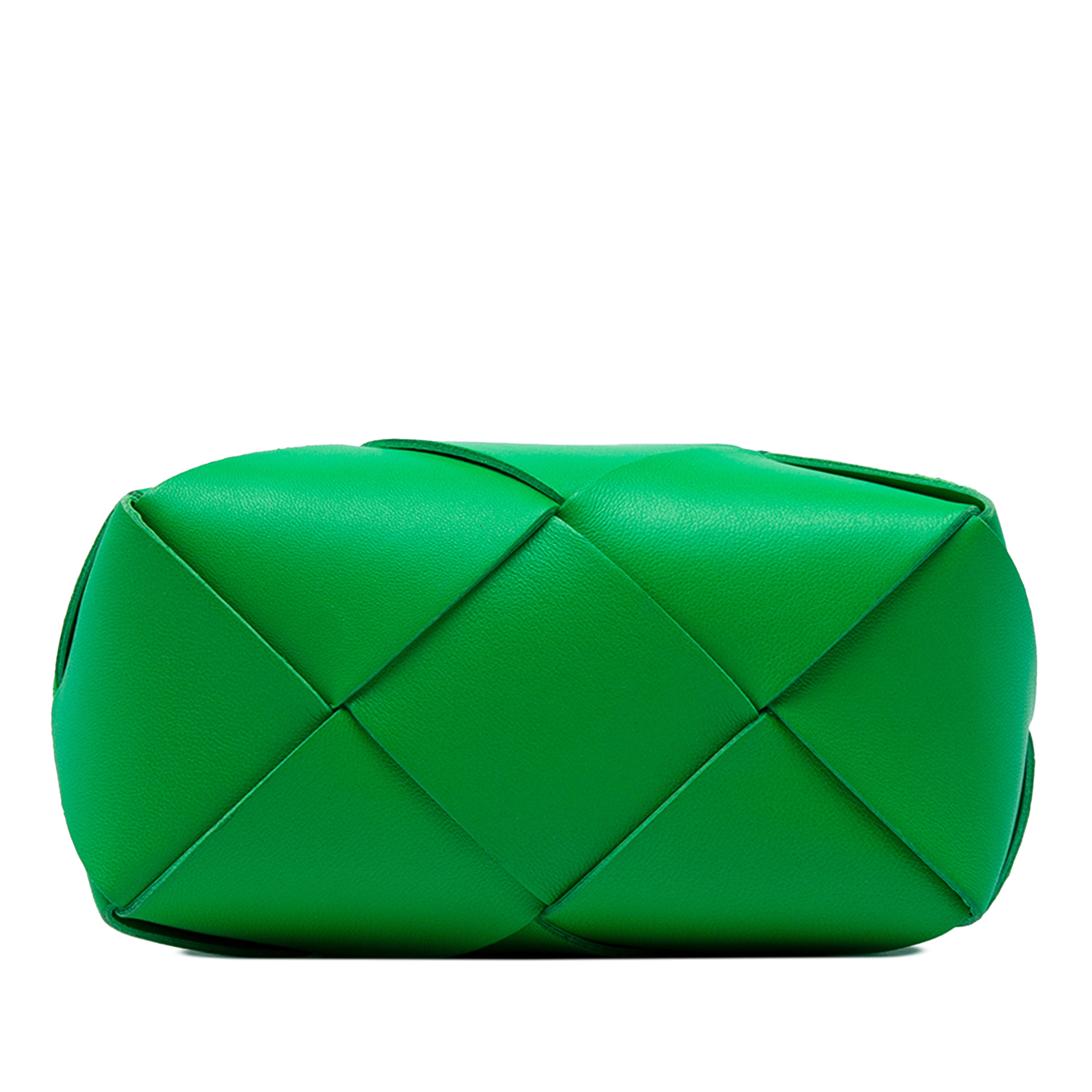 Bottega Veneta Mini Lambskin Intreccio Cassette Camera Bag, från Luxclusif, i färgen grön. Klicka för att öppna bilden i stort format